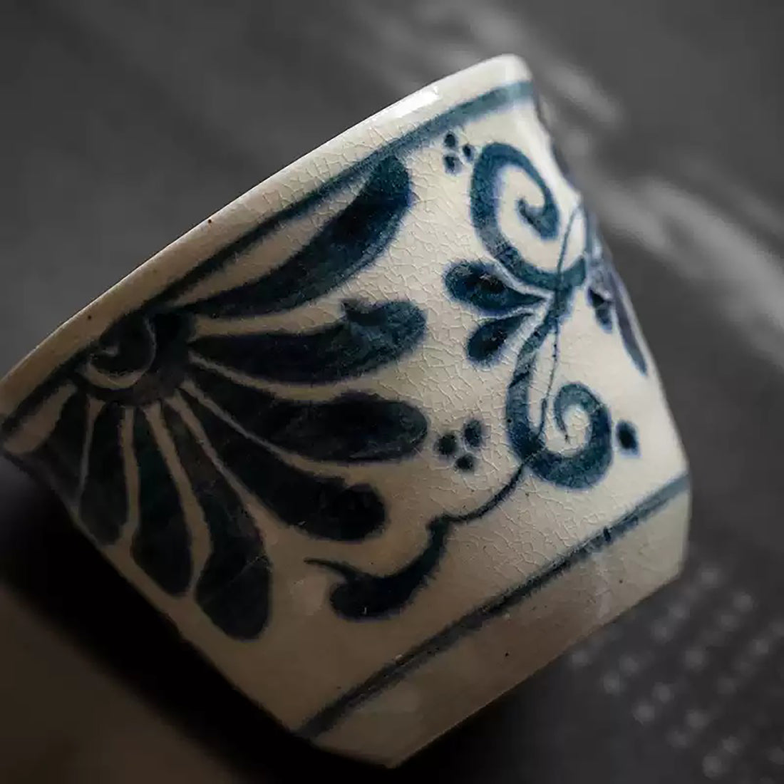 Tasse à thé japonaise Soukichi-gama motif arabesque peinte à la main