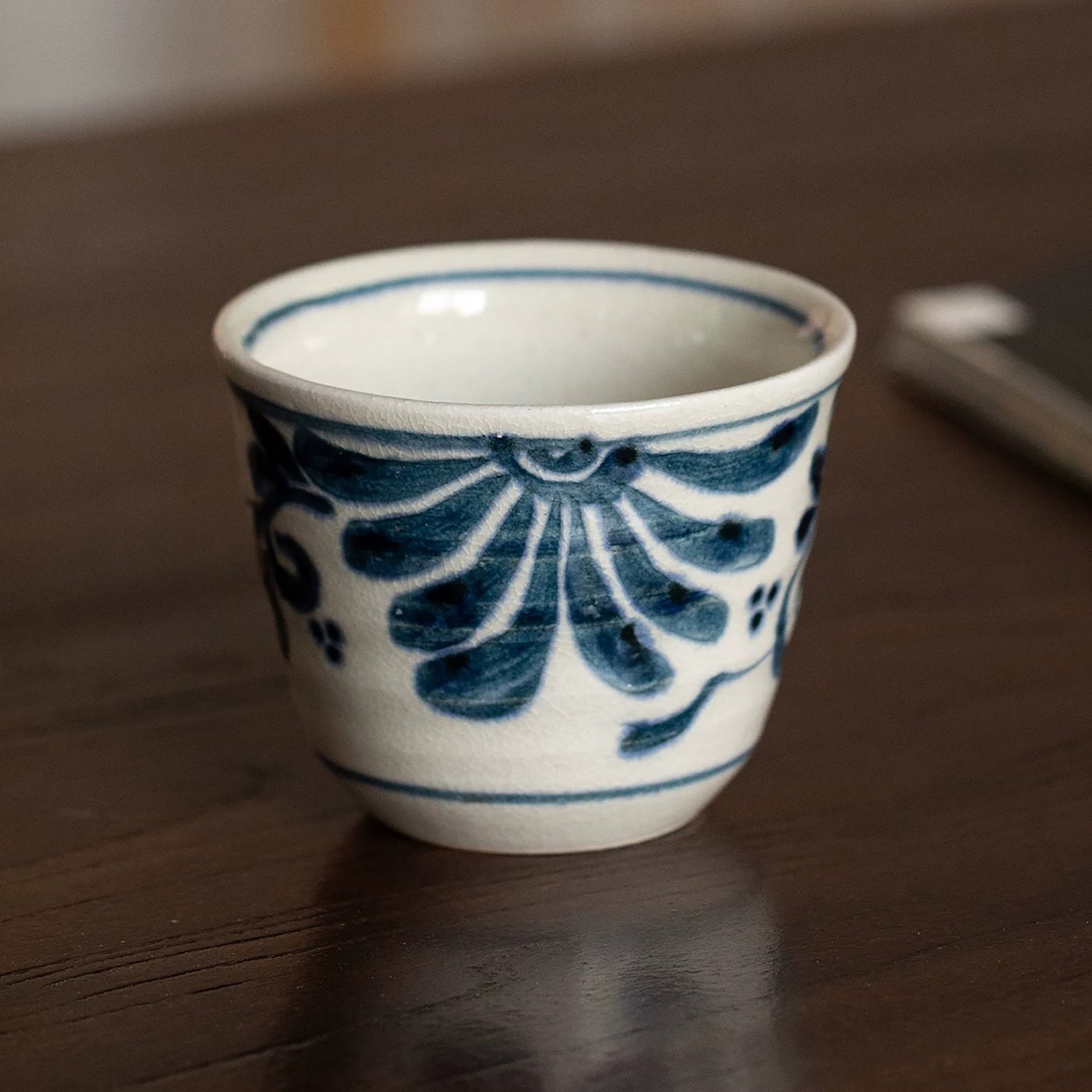 Tasse à thé japonaise Soukichi-gama motif arabesque peinte à la main