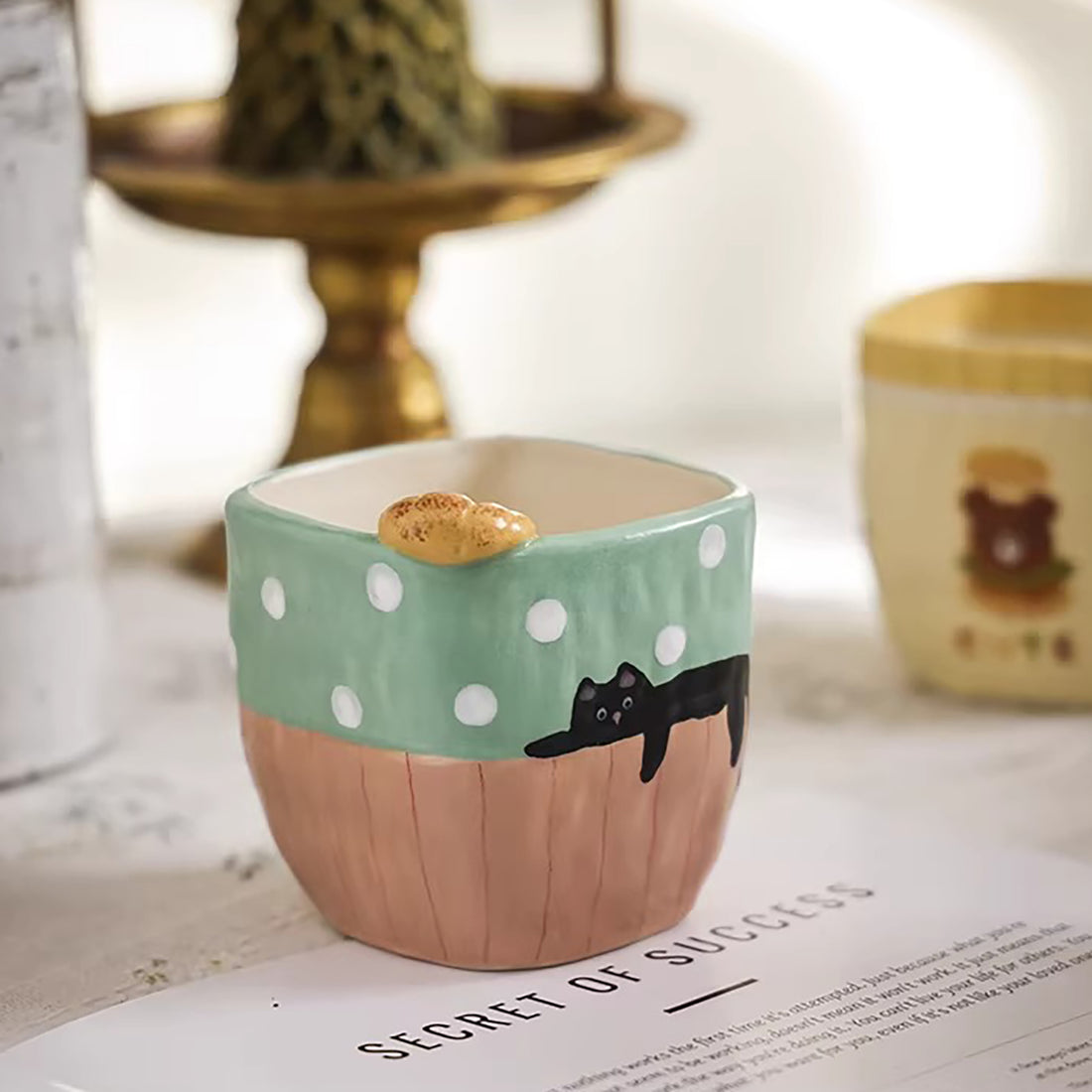 Tasse à café artisanale avec décor pain en relief