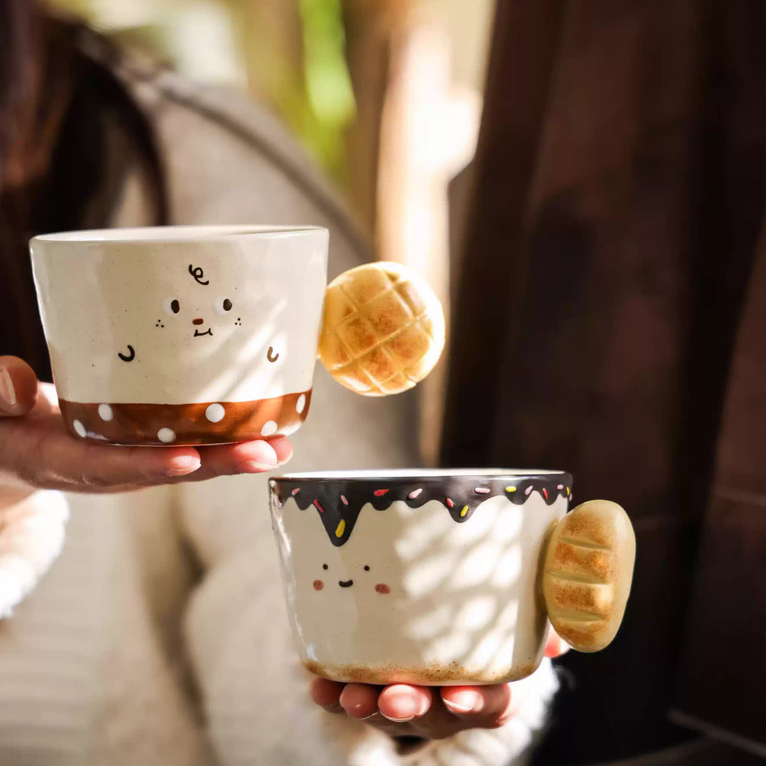 Tasse à café artisanale avec décor pain en relief