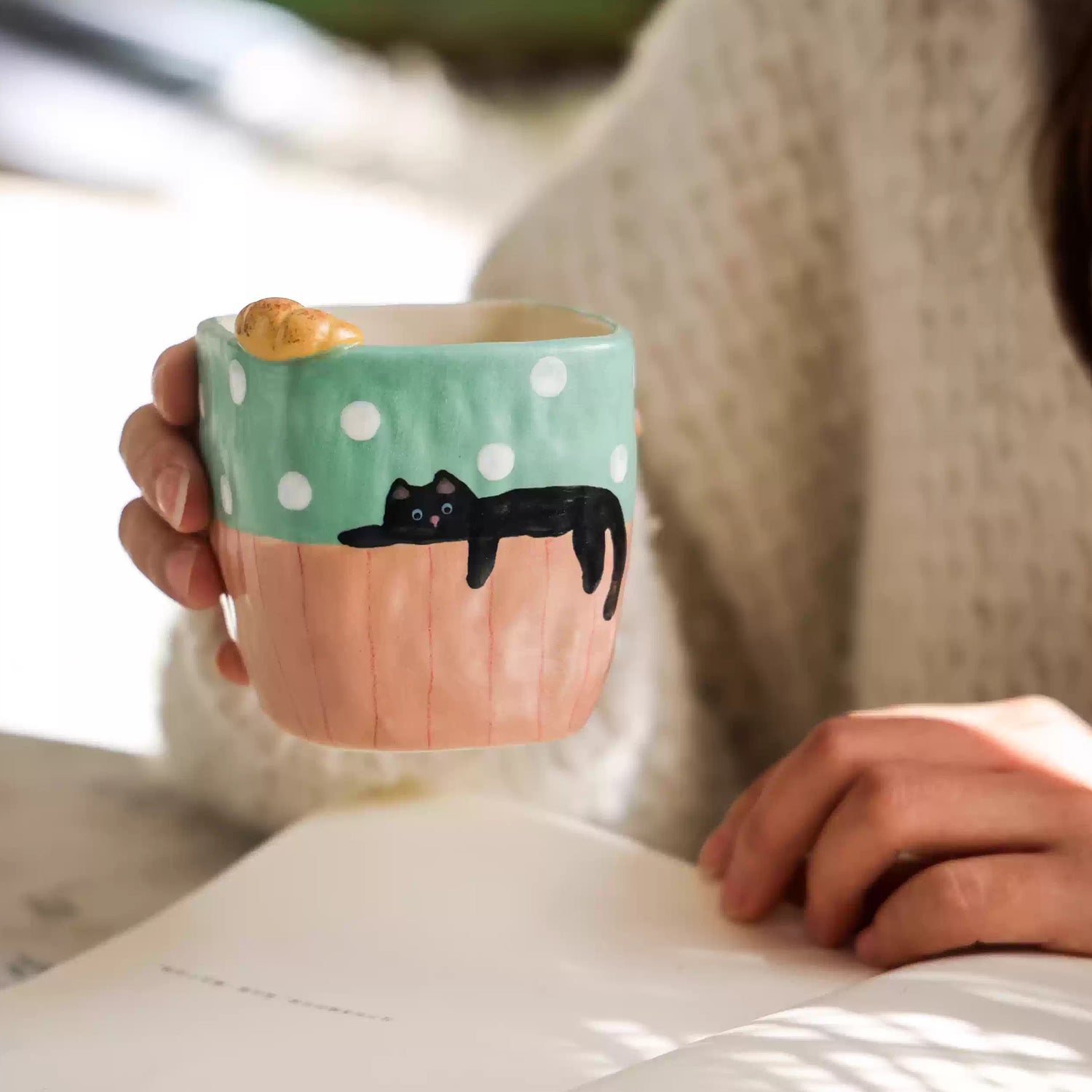 Tasse à café artisanale avec décor pain en relief