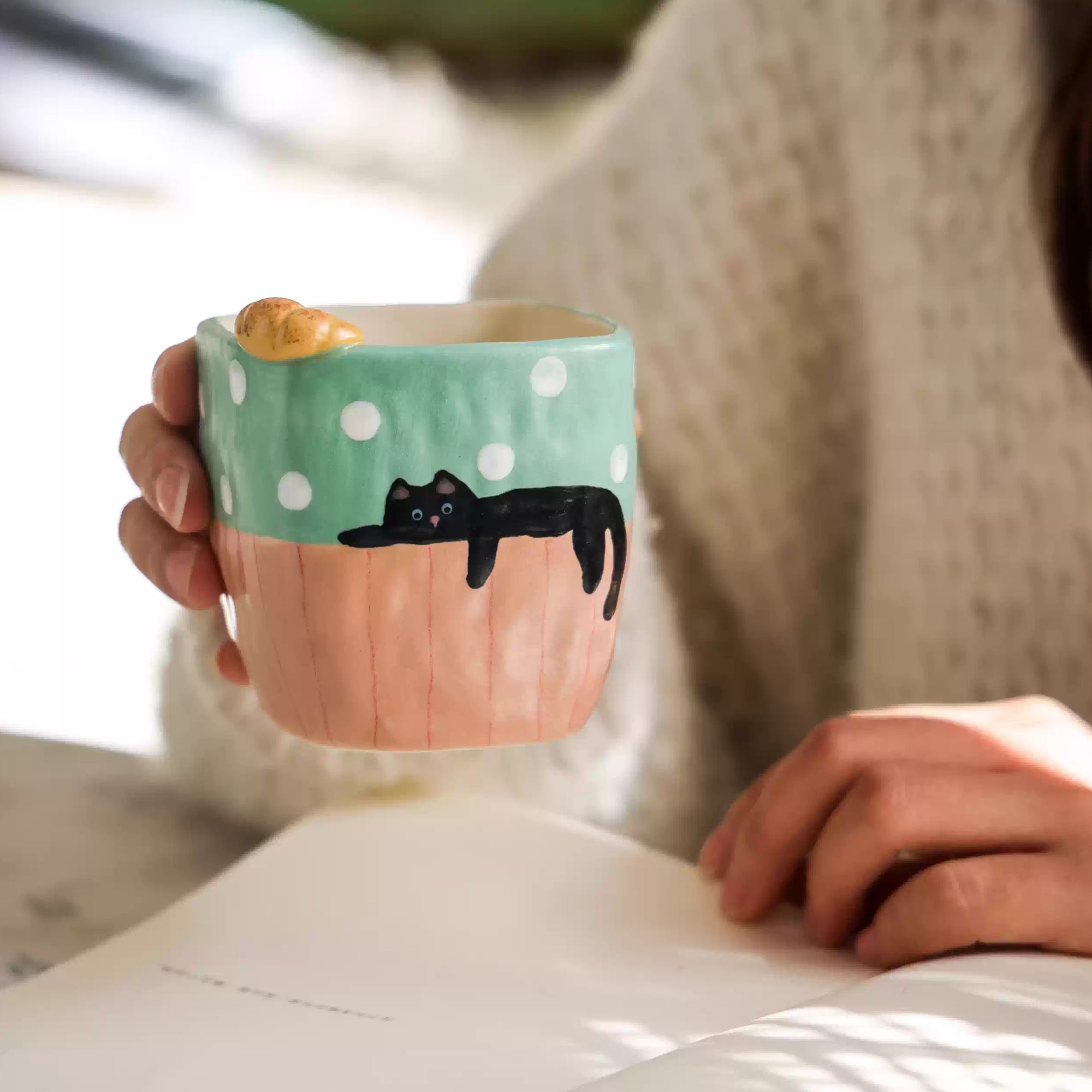 Tasse à café artisanale avec décor pain en relief