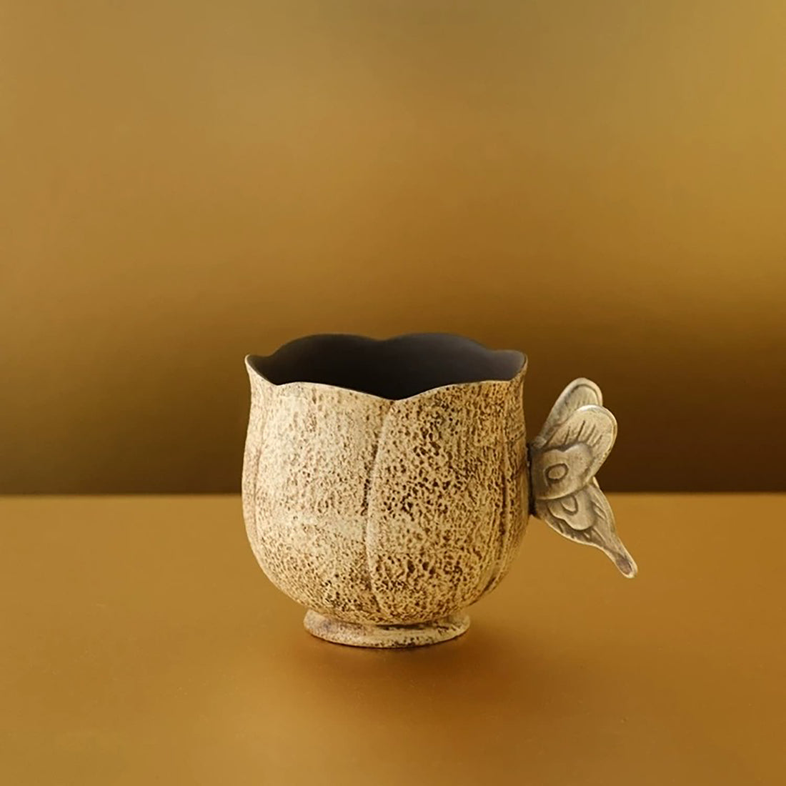 Tasse à thé motif pierre avec anse papillon