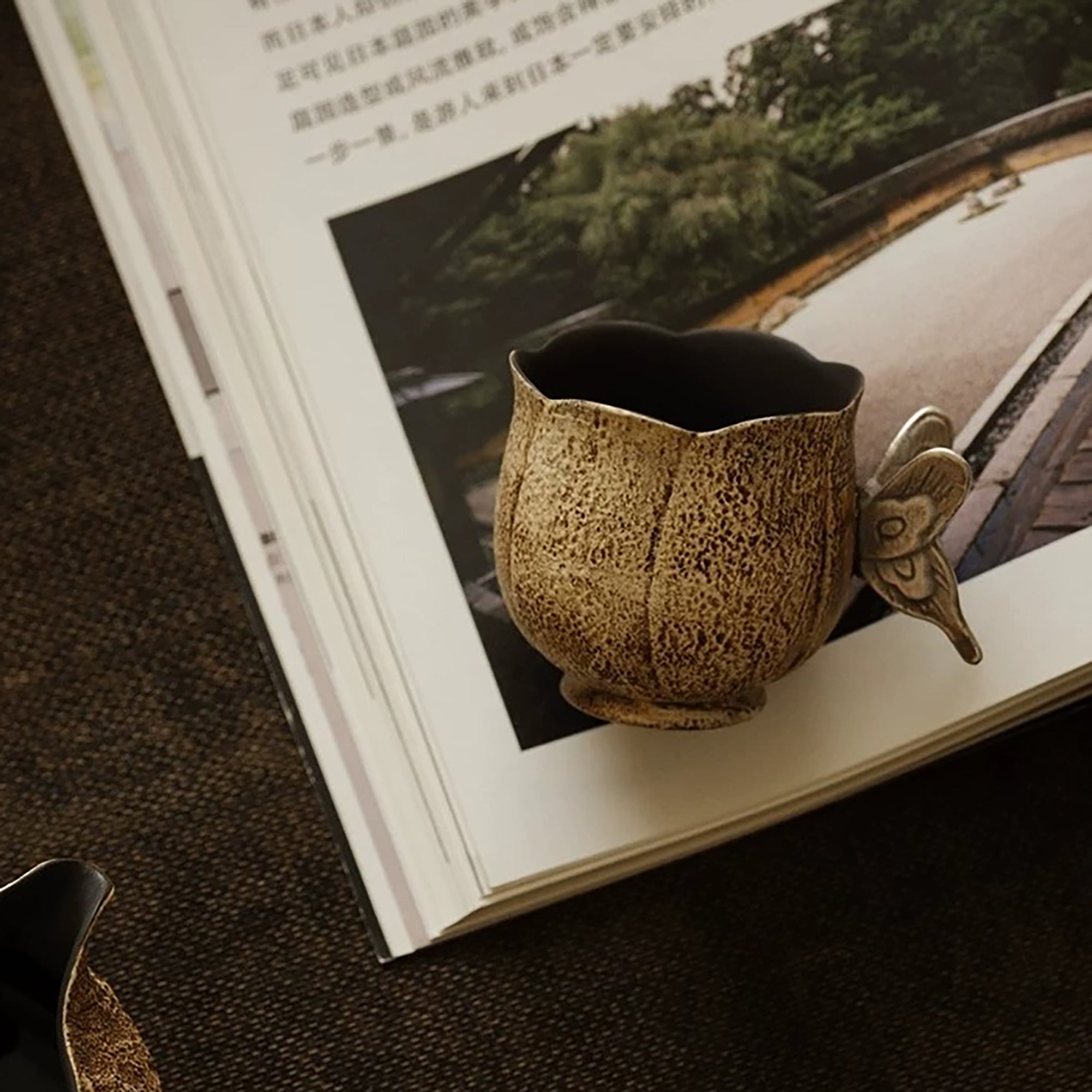 Tasse à thé motif pierre avec anse papillon