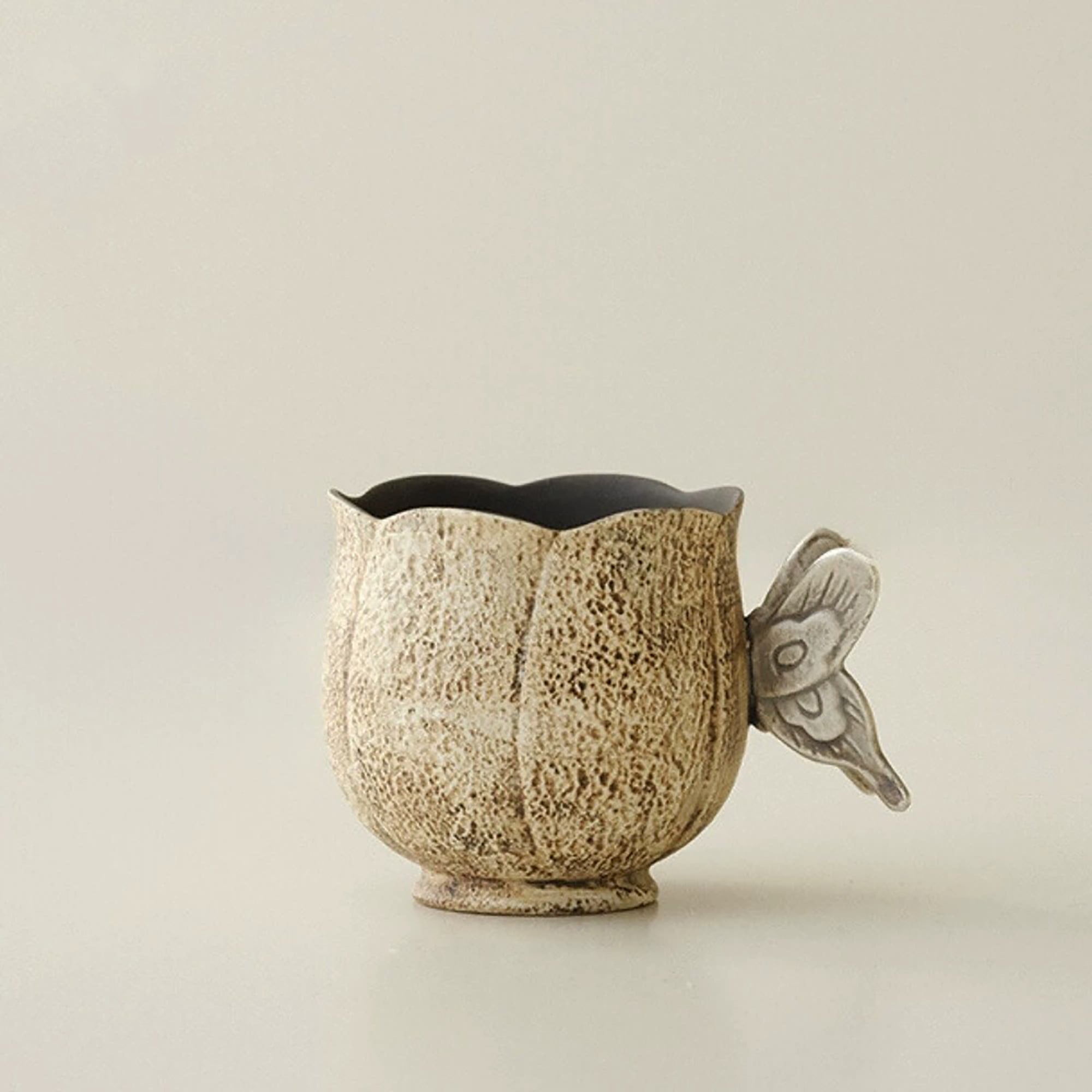 Tasse à thé motif pierre avec anse papillon