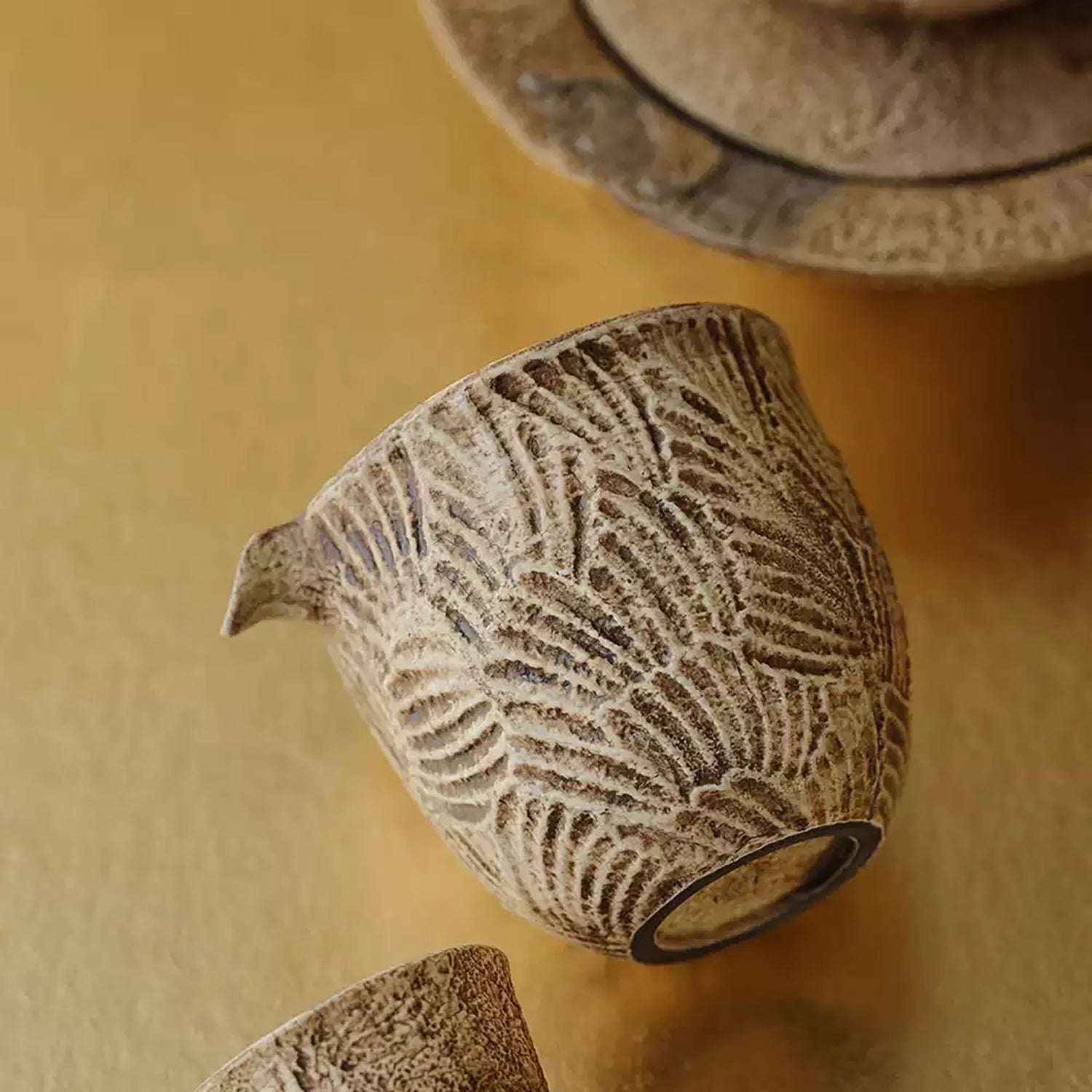 Tasse à partager effet pierre Kohiki à motif plume sculpté main