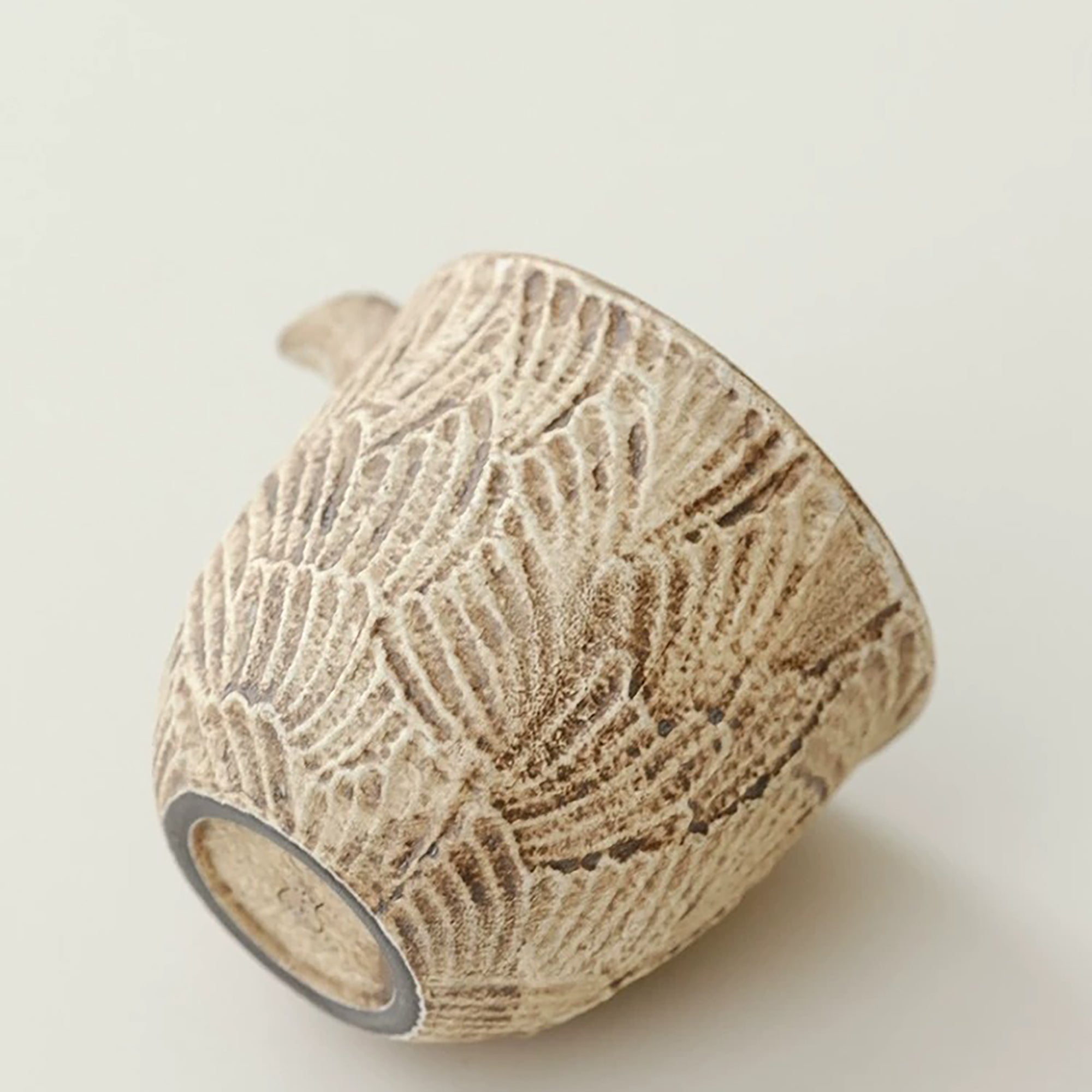 Tasse à partager effet pierre Kohiki à motif plume sculpté main