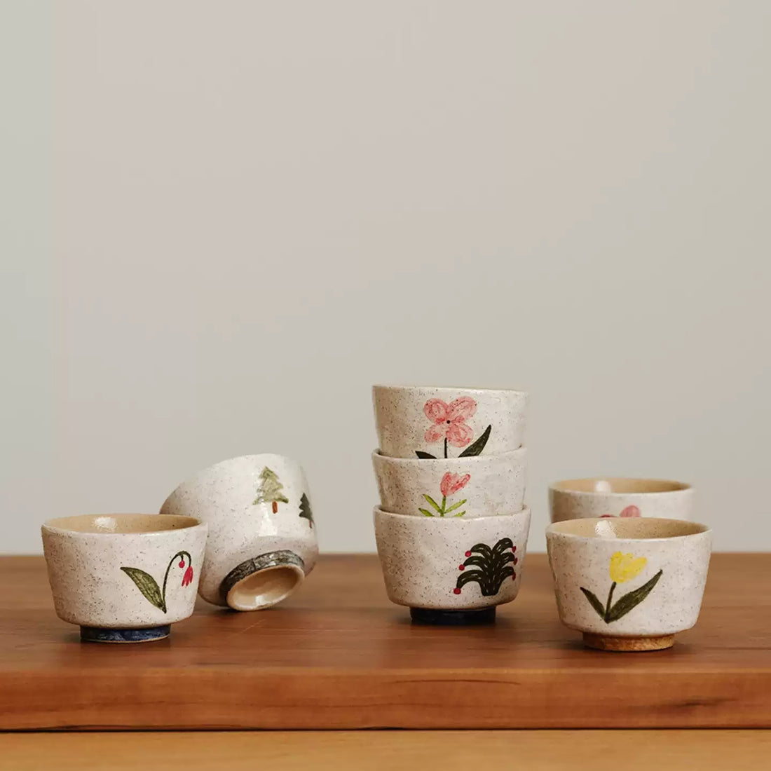 Tasse à thé kohiki décor floral peint à la main