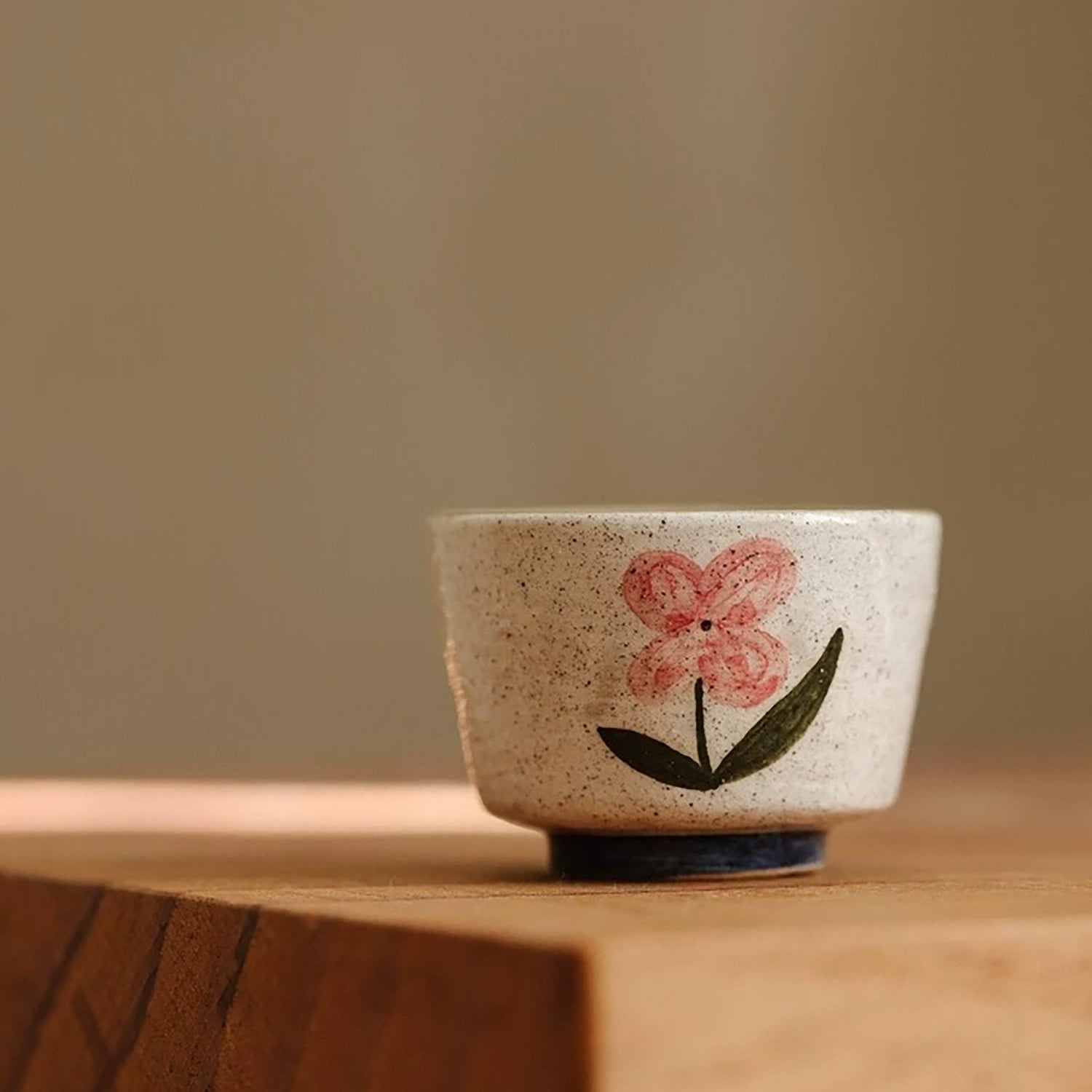 Tasse à thé kohiki décor floral peint à la main