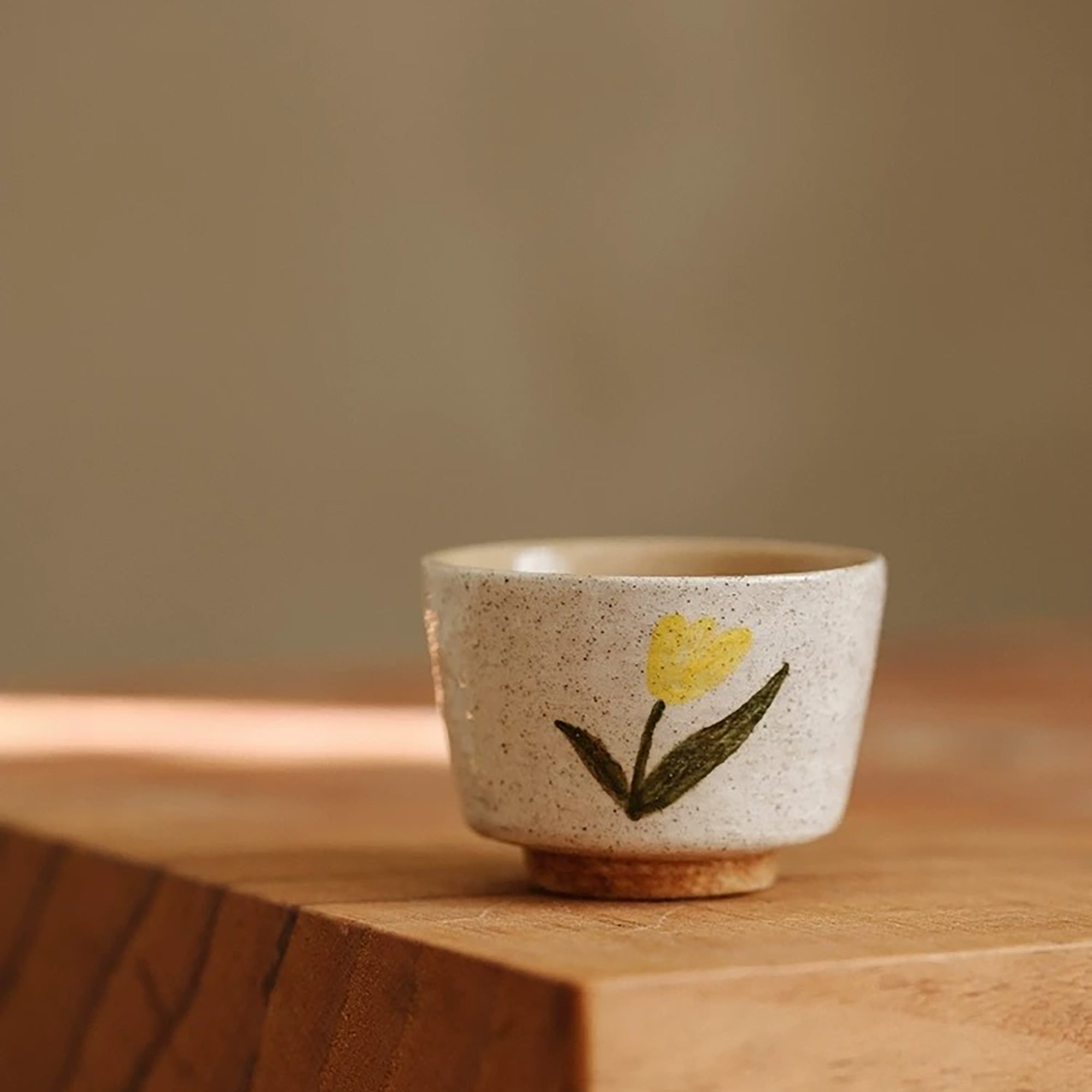 Tasse à thé kohiki décor floral peint à la main