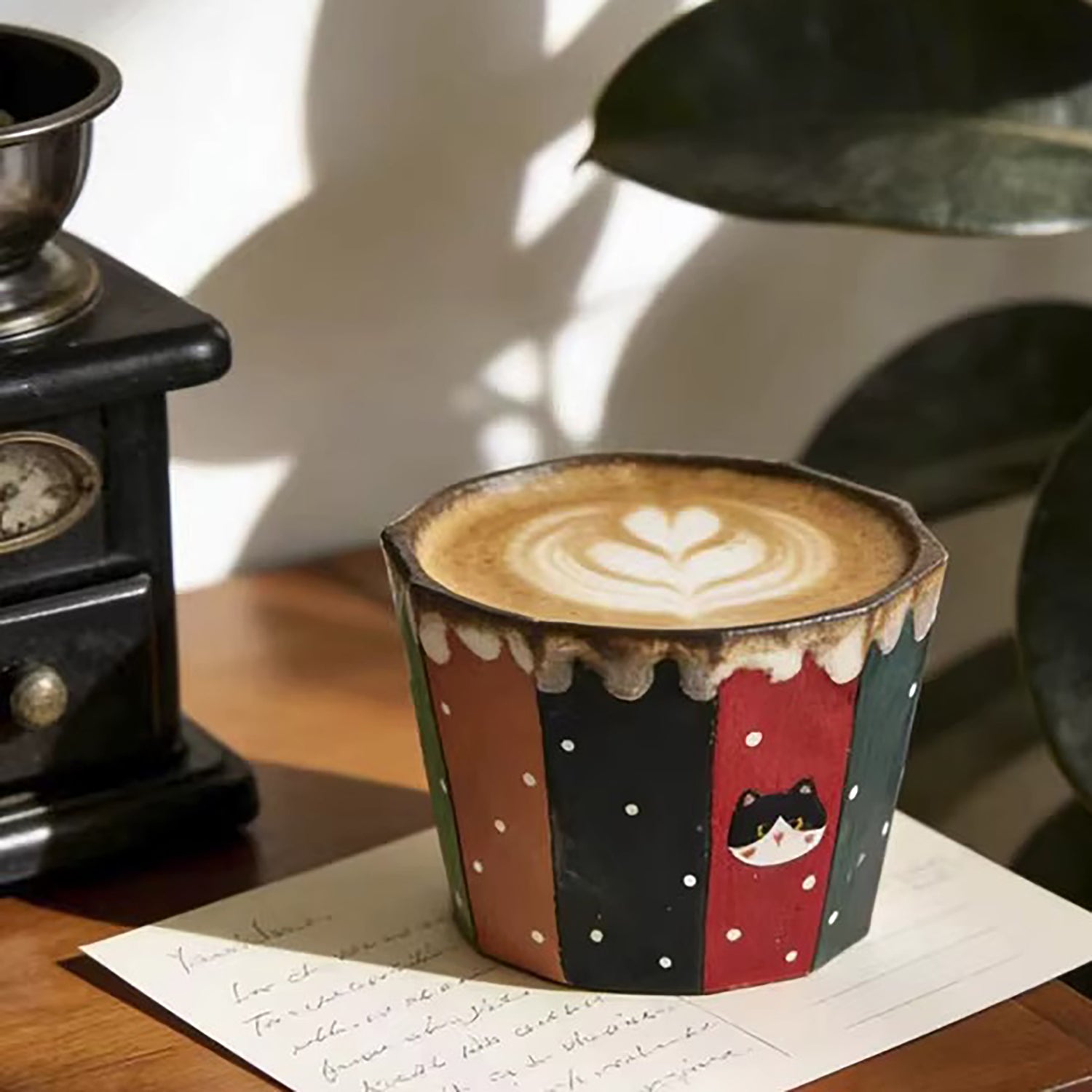 Tasse à café vintage en argile violette peinte à la main