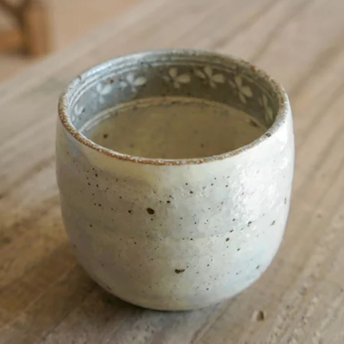 Tasse Ginpo Mishima avec motif floral