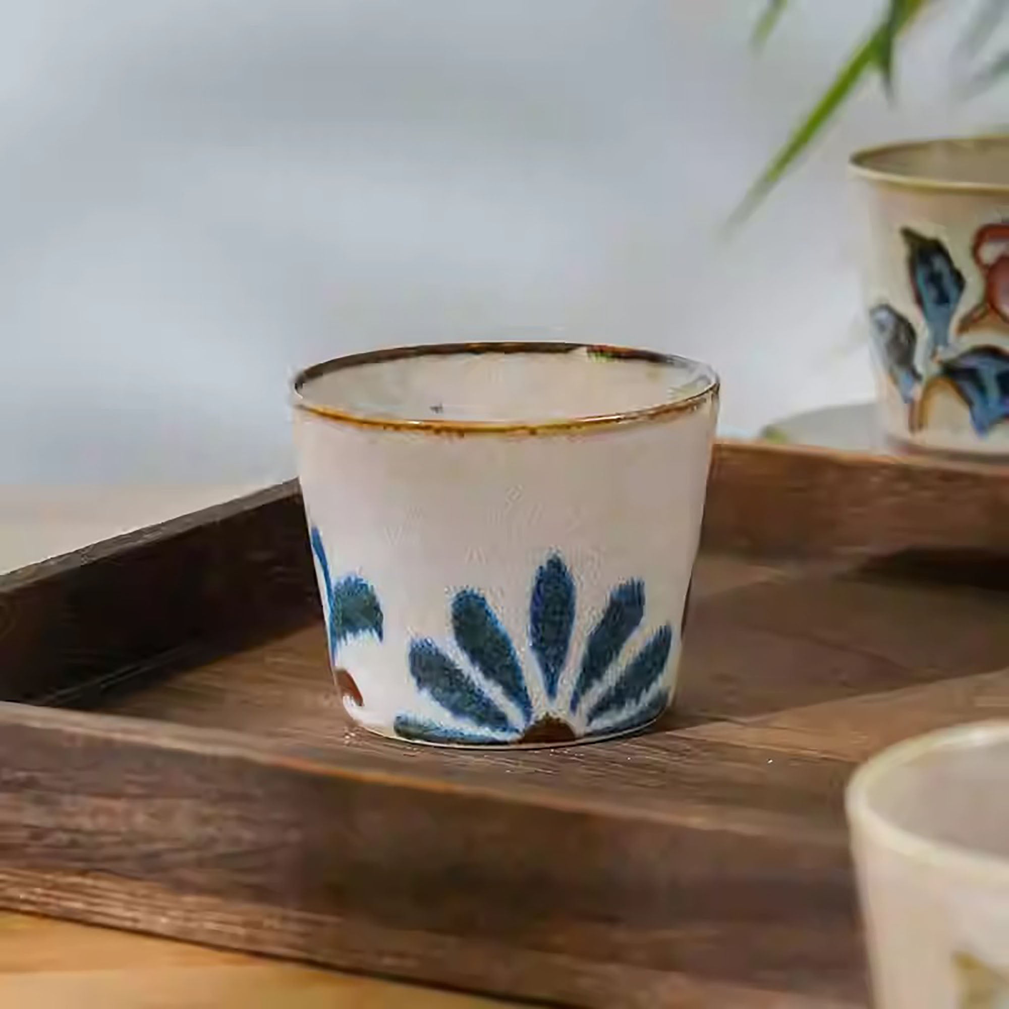 Tasse en céramique relief motif Okinawa 