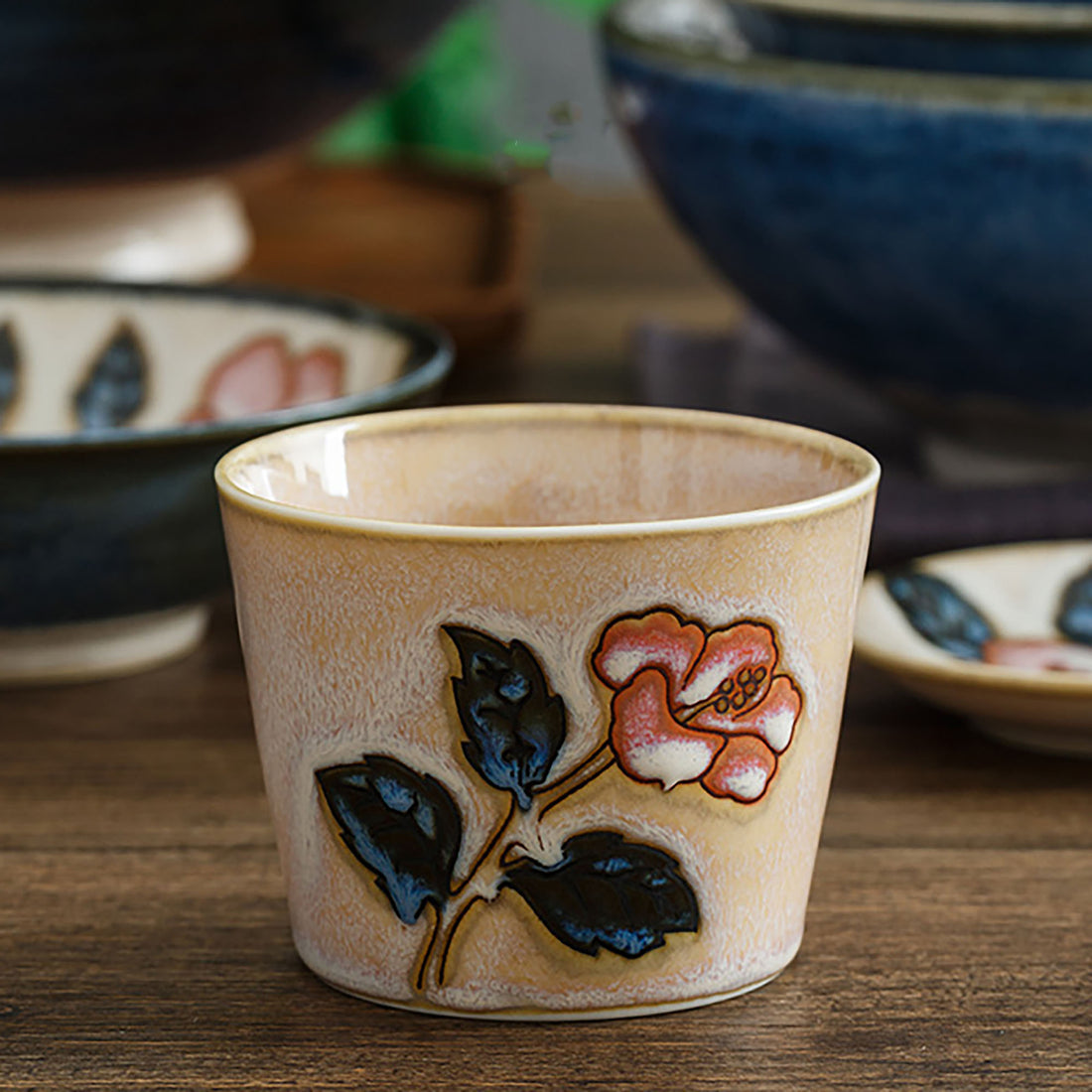 Tasse en céramique relief motif Okinawa 