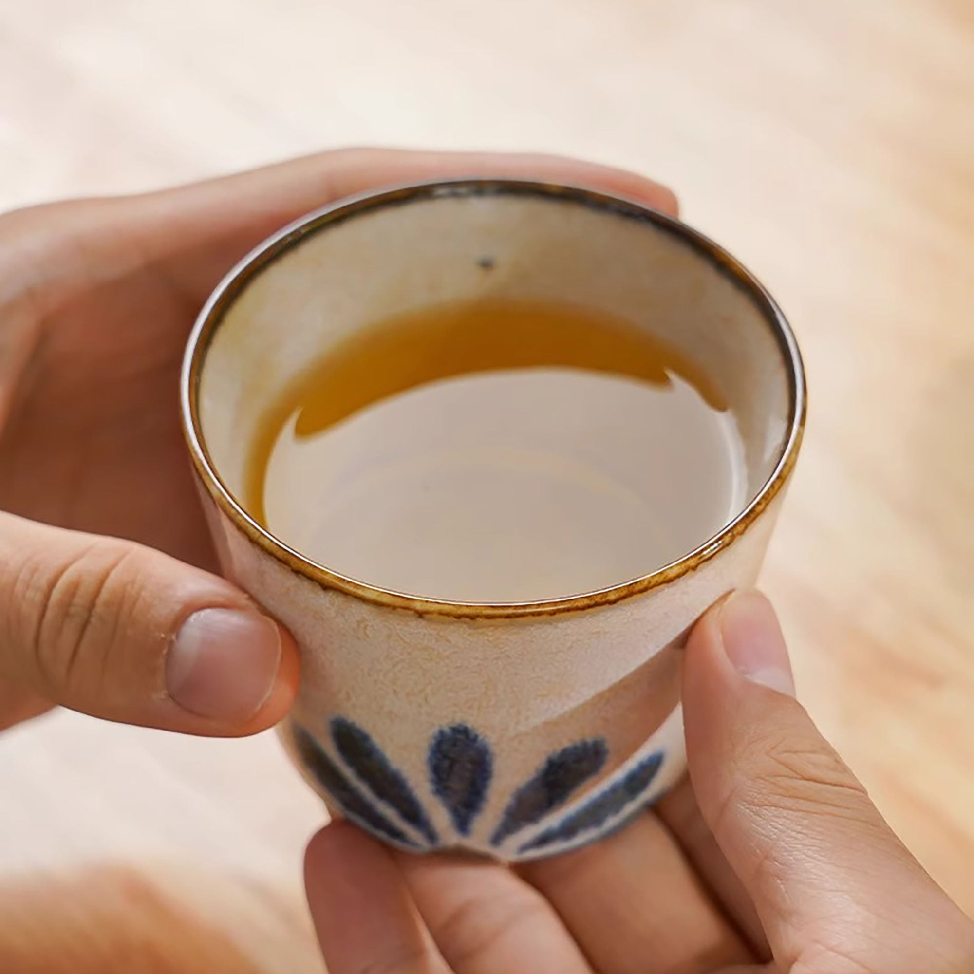 Tasse en céramique relief motif Okinawa 