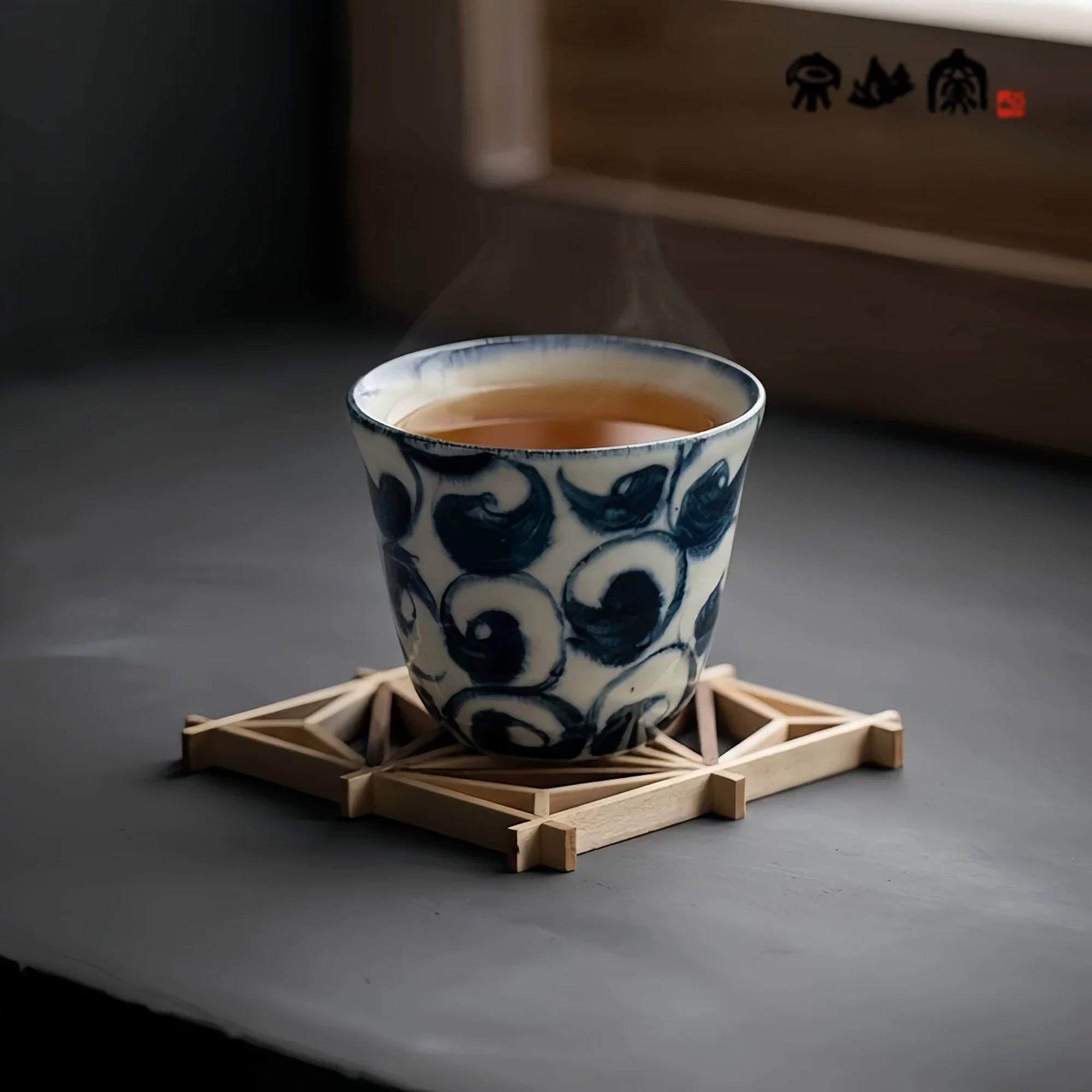 Soukichi-gama Teetasse, handbemaltes Arabeskenmuster