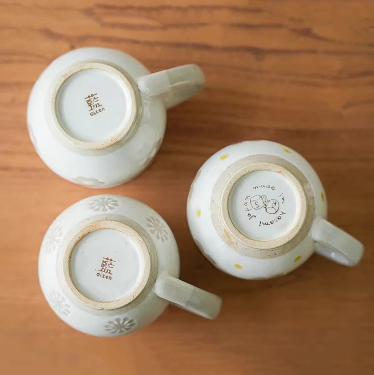 Mug artisanal Hasami-yaki motif fleur