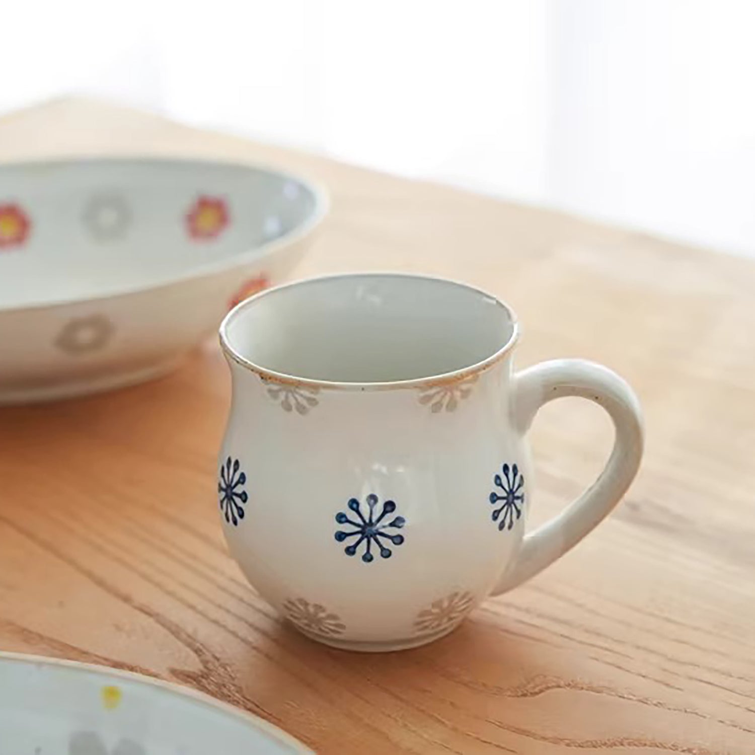 Mug artisanal Hasami-yaki motif fleur