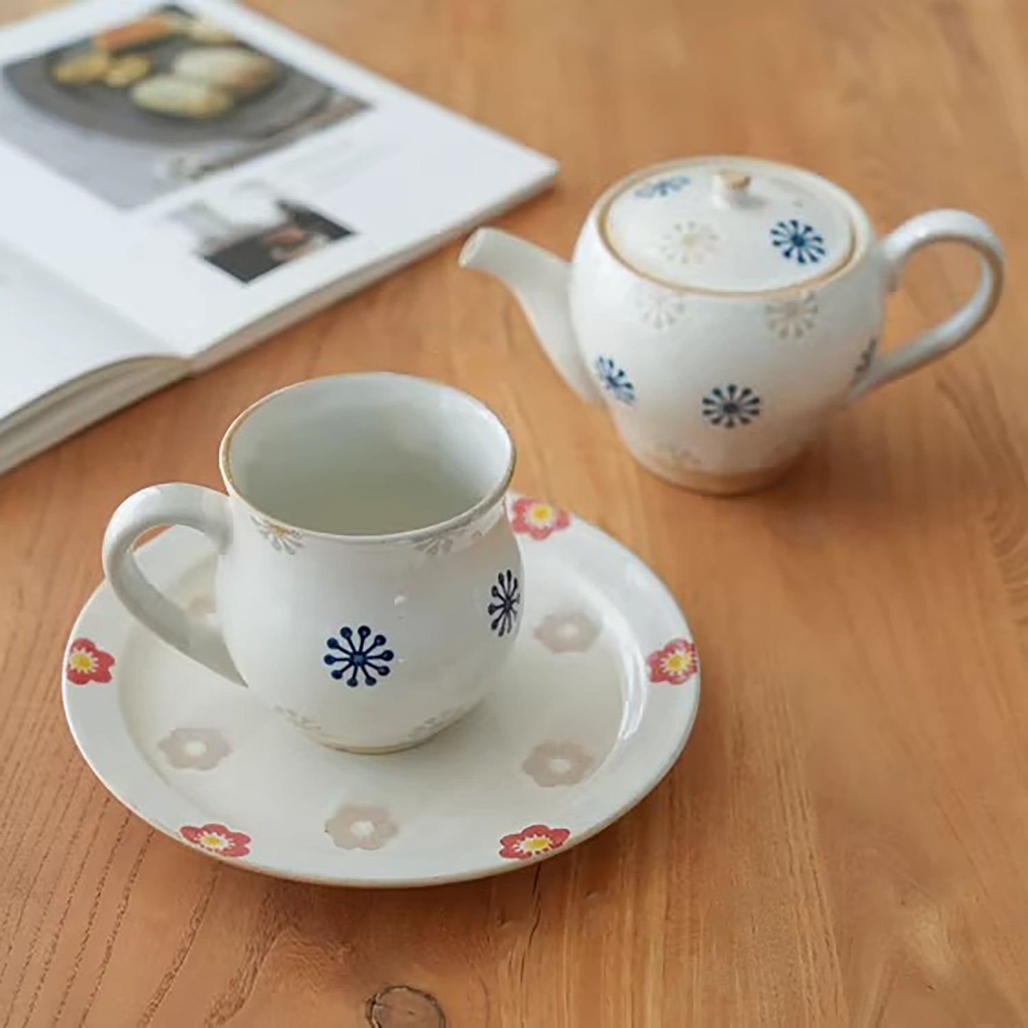 Mug artisanal Hasami-yaki motif fleur