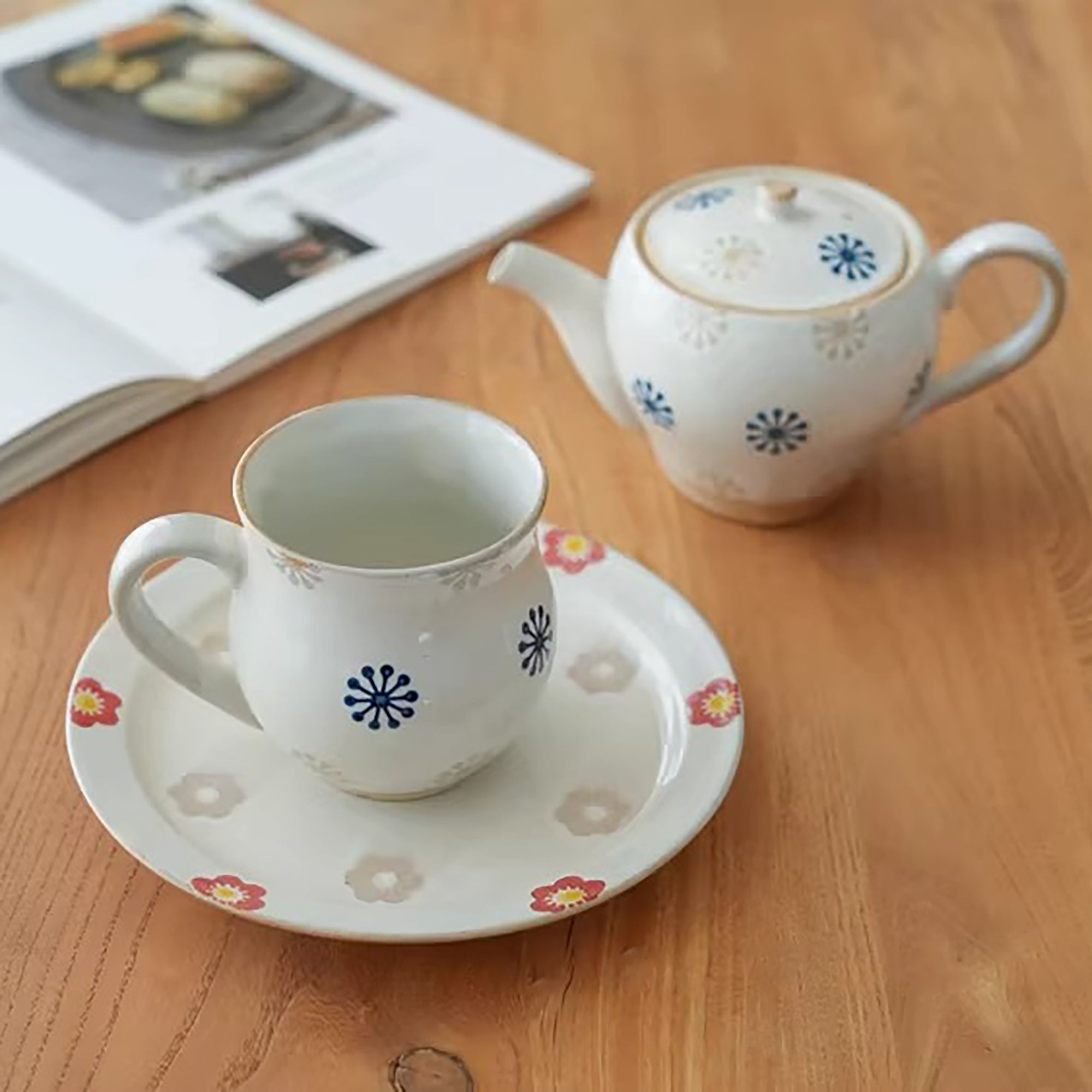 Mug artisanal Hasami-yaki motif fleur