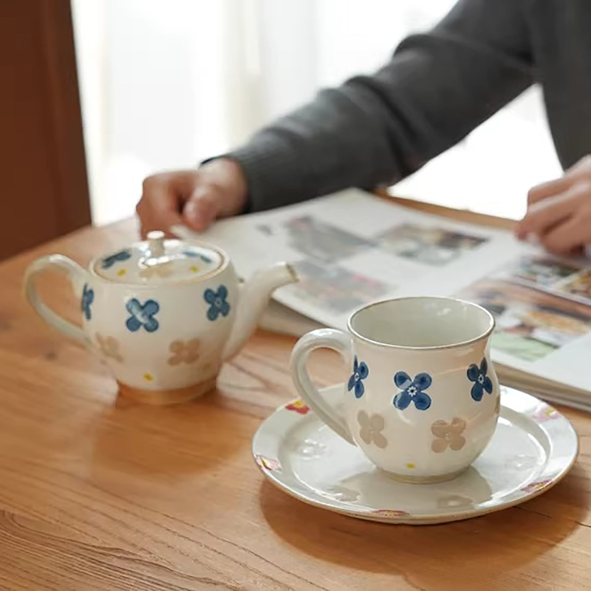 Mug artisanal Hasami-yaki motif fleur