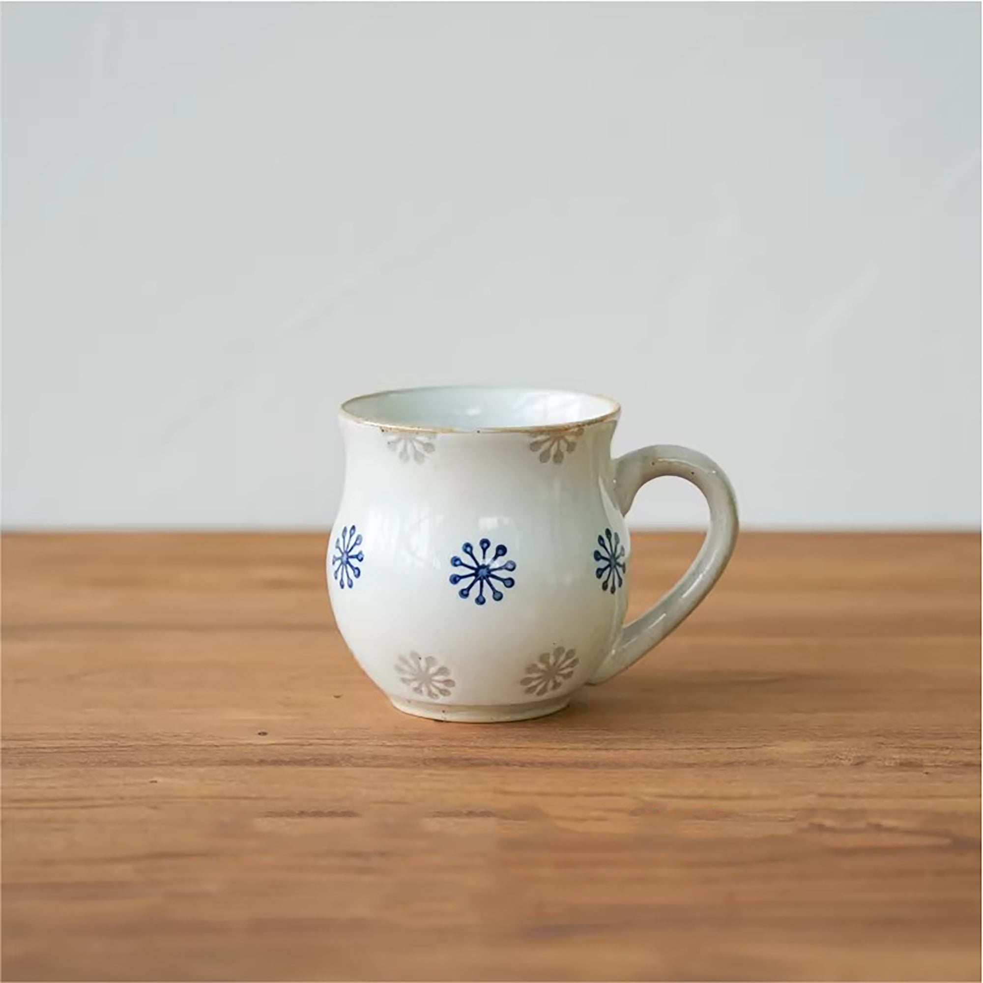 Mug artisanal Hasami-yaki motif fleur