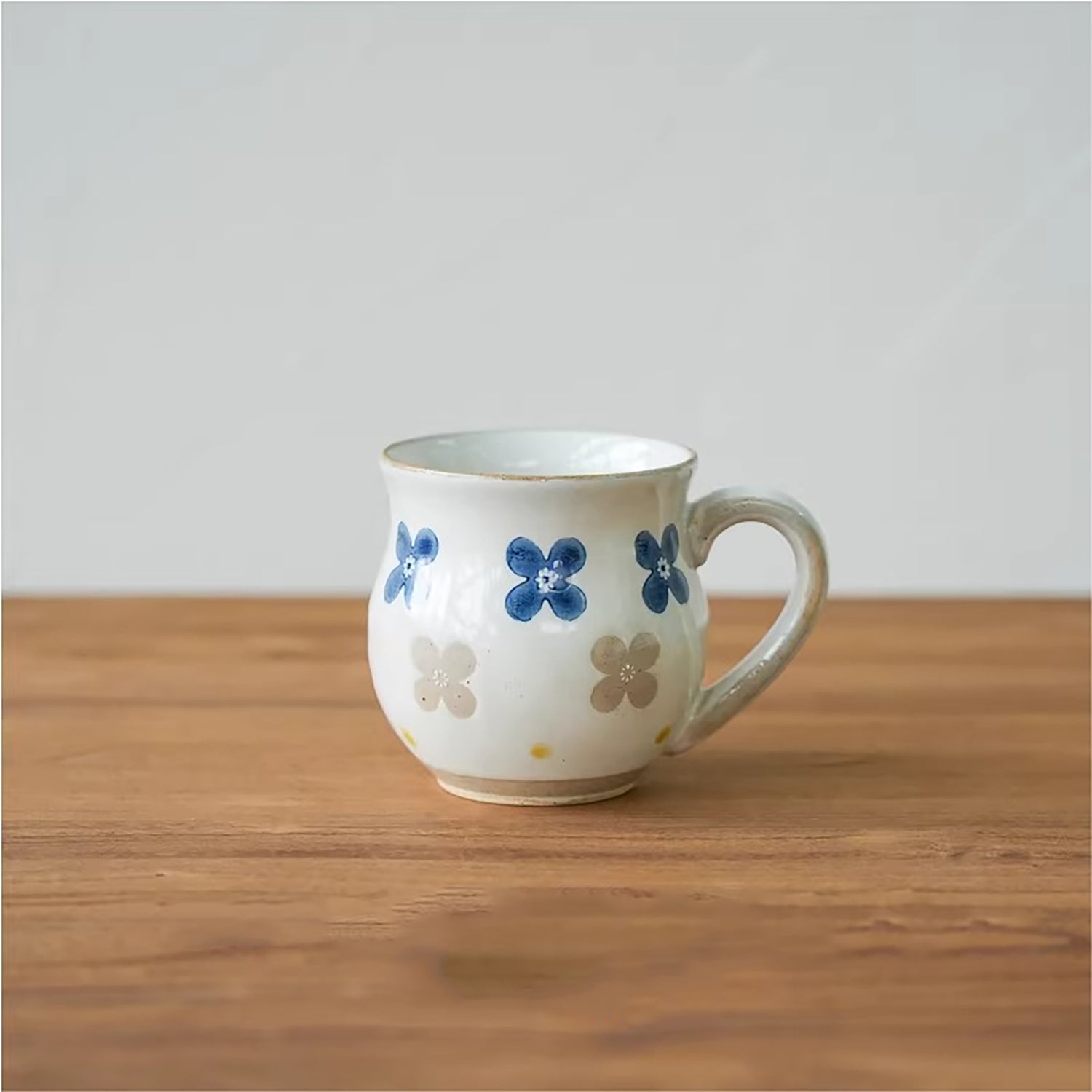 Mug artisanal Hasami-yaki motif fleur
