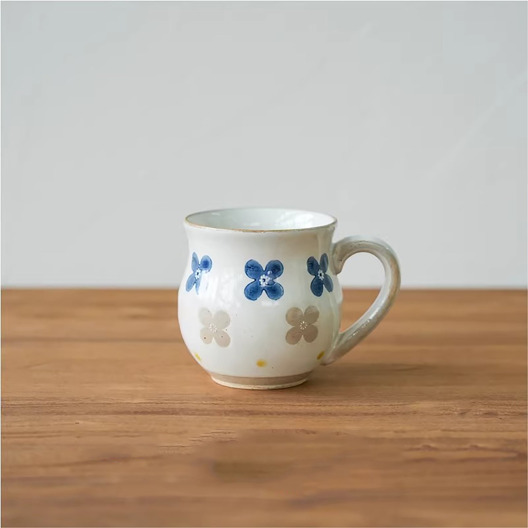 Mug artisanal Hasami-yaki motif fleur