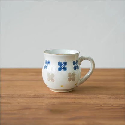 Mug artisanal Hasami-yaki motif fleur
