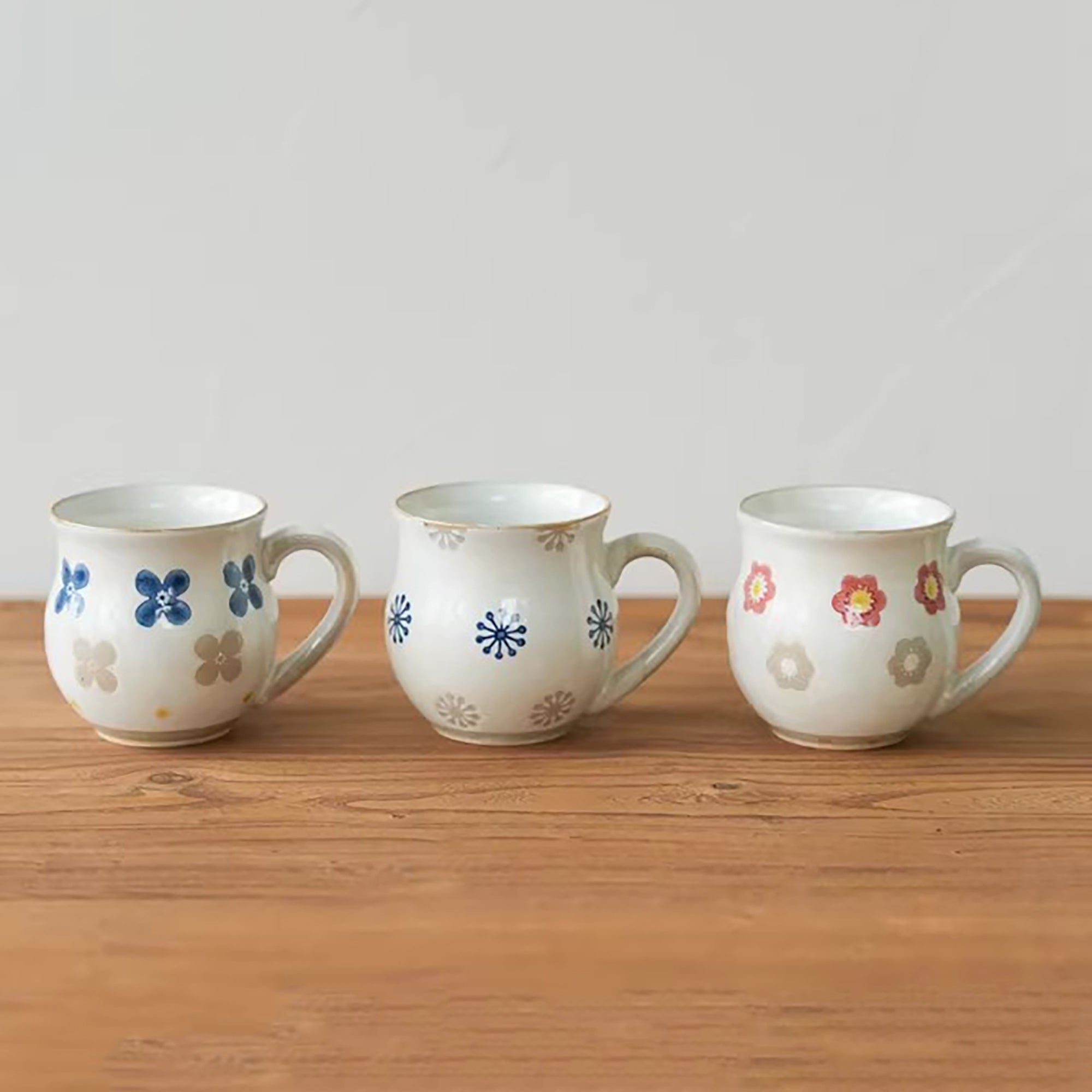Mug artisanal Hasami-yaki motif fleur