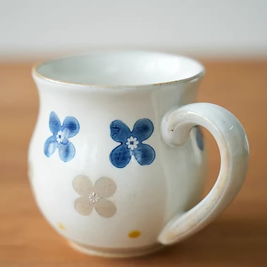 Mug artisanal Hasami-yaki motif fleur
