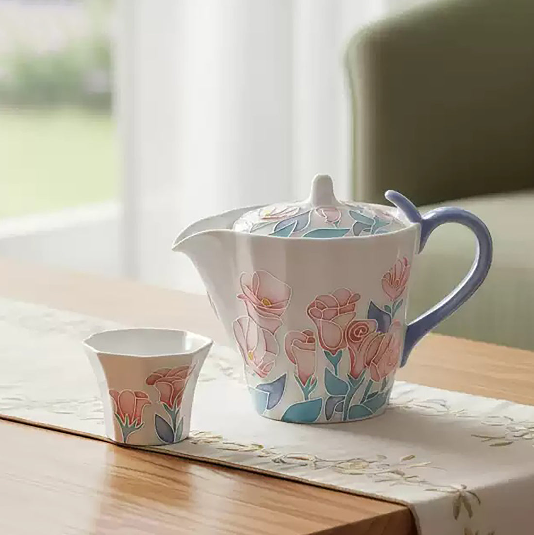 Service à thé en porcelaine décor floral en relief 