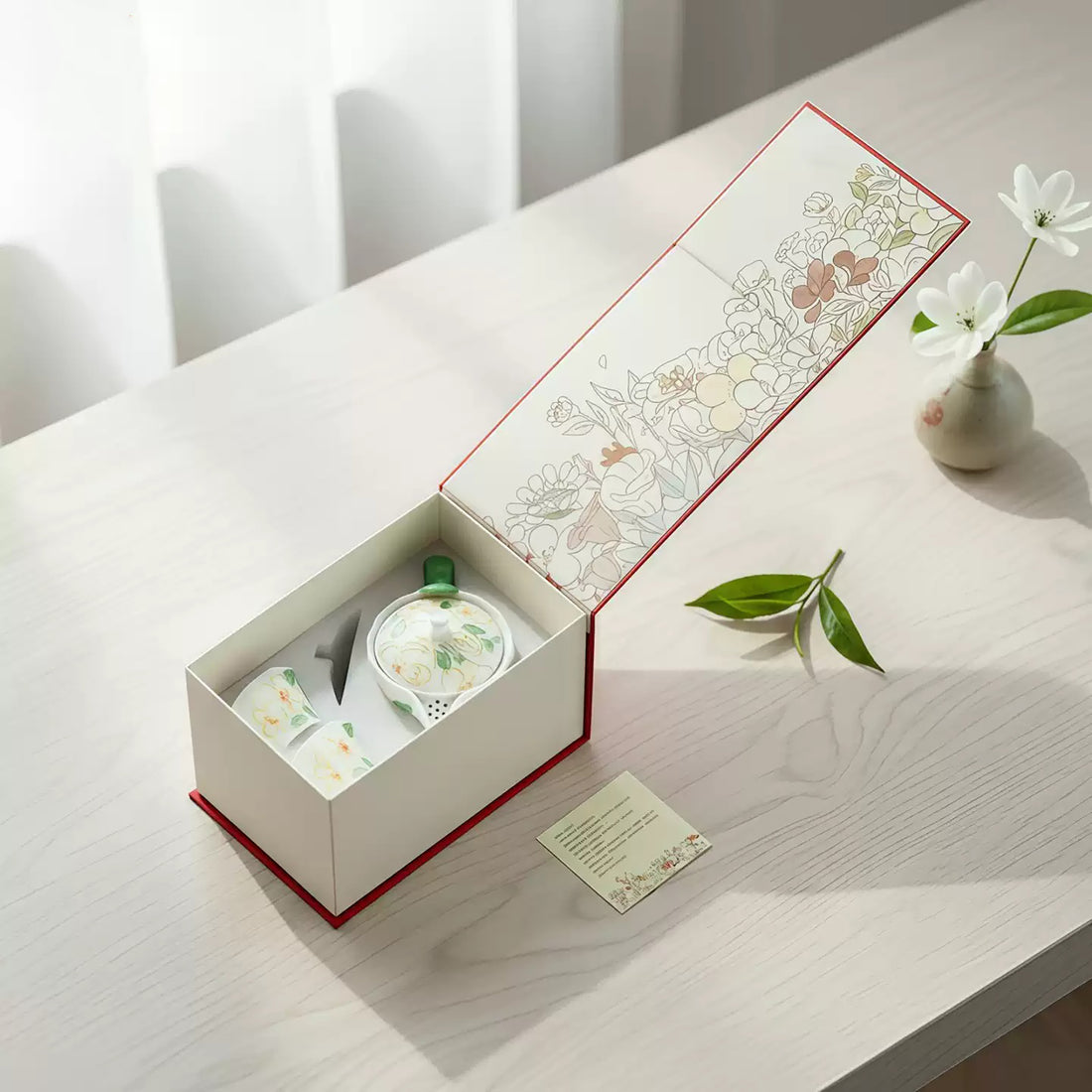 Service à thé en porcelaine décor floral en relief 