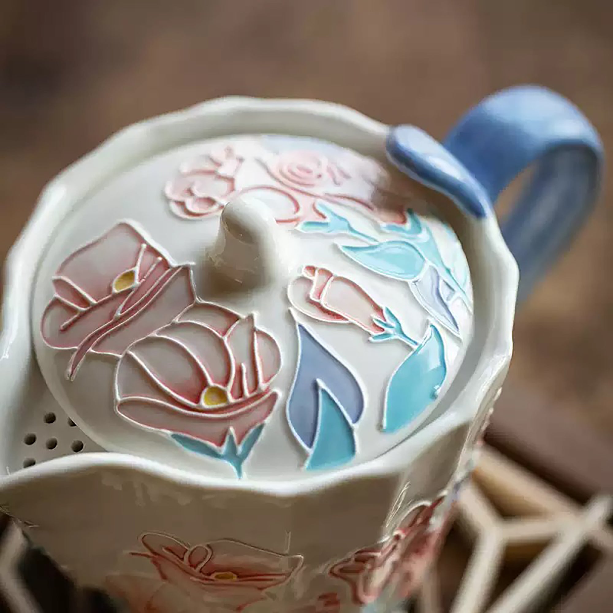 Service à thé en porcelaine décor floral en relief 