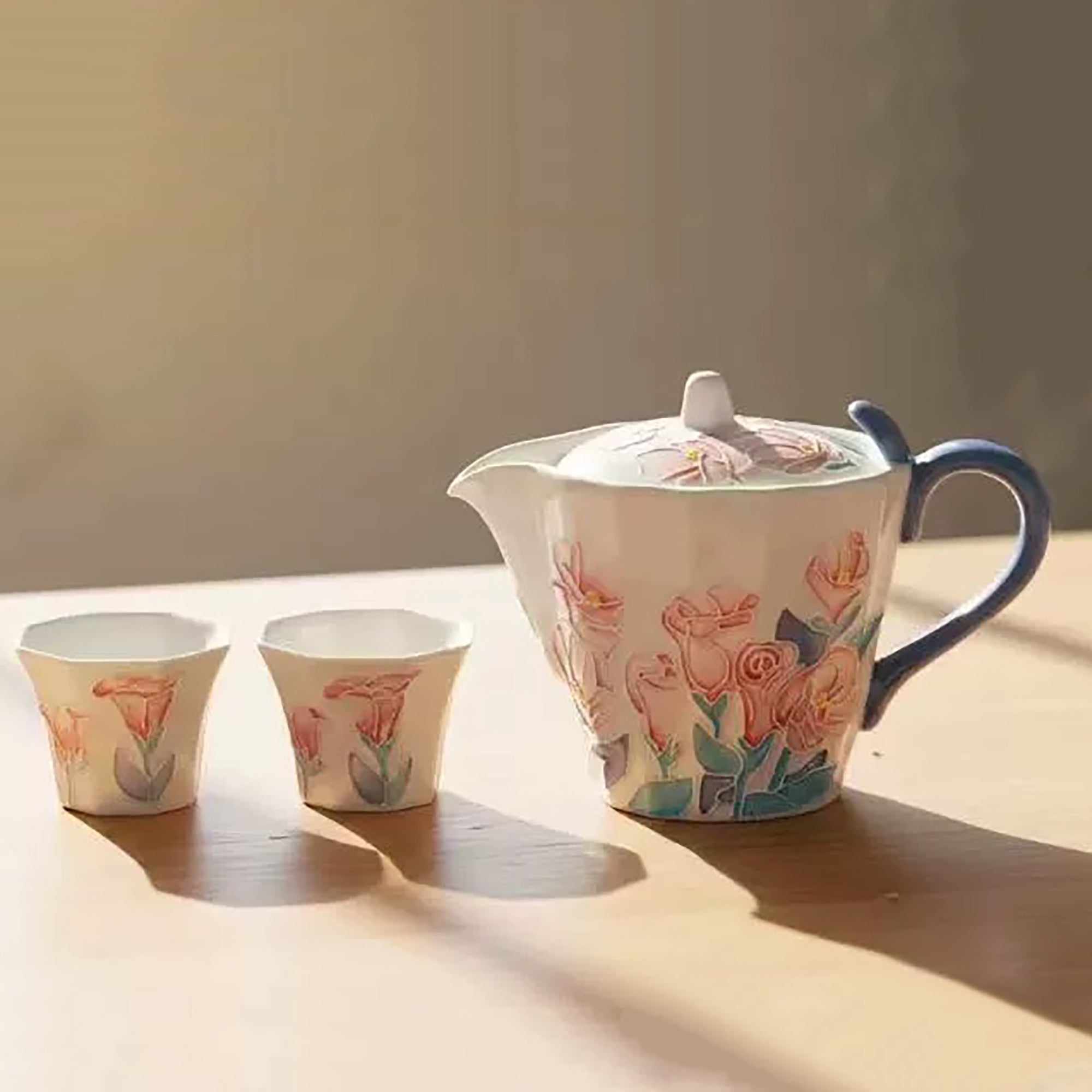 Service à thé en porcelaine décor floral en relief 