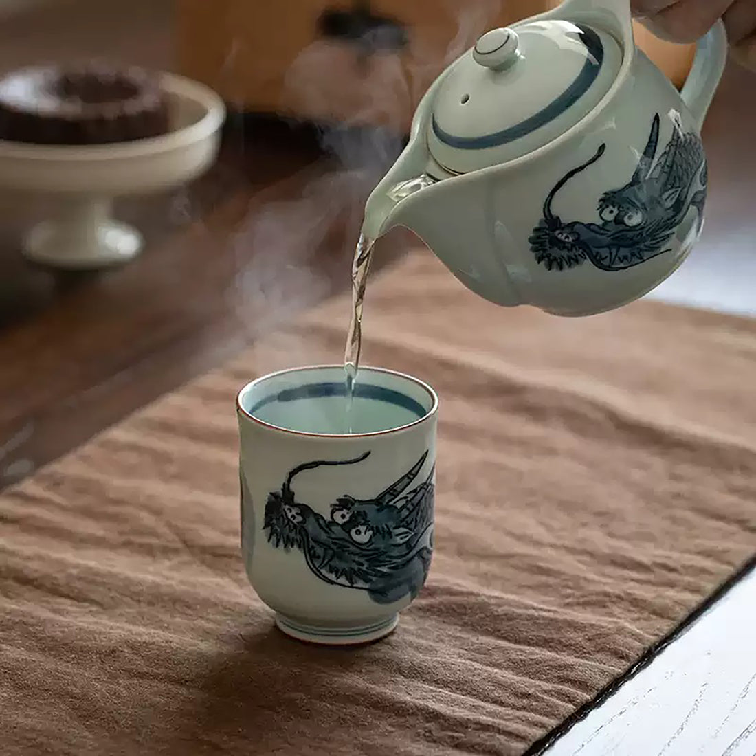 Tasse à thé Gakō-gama motif dragon bleu