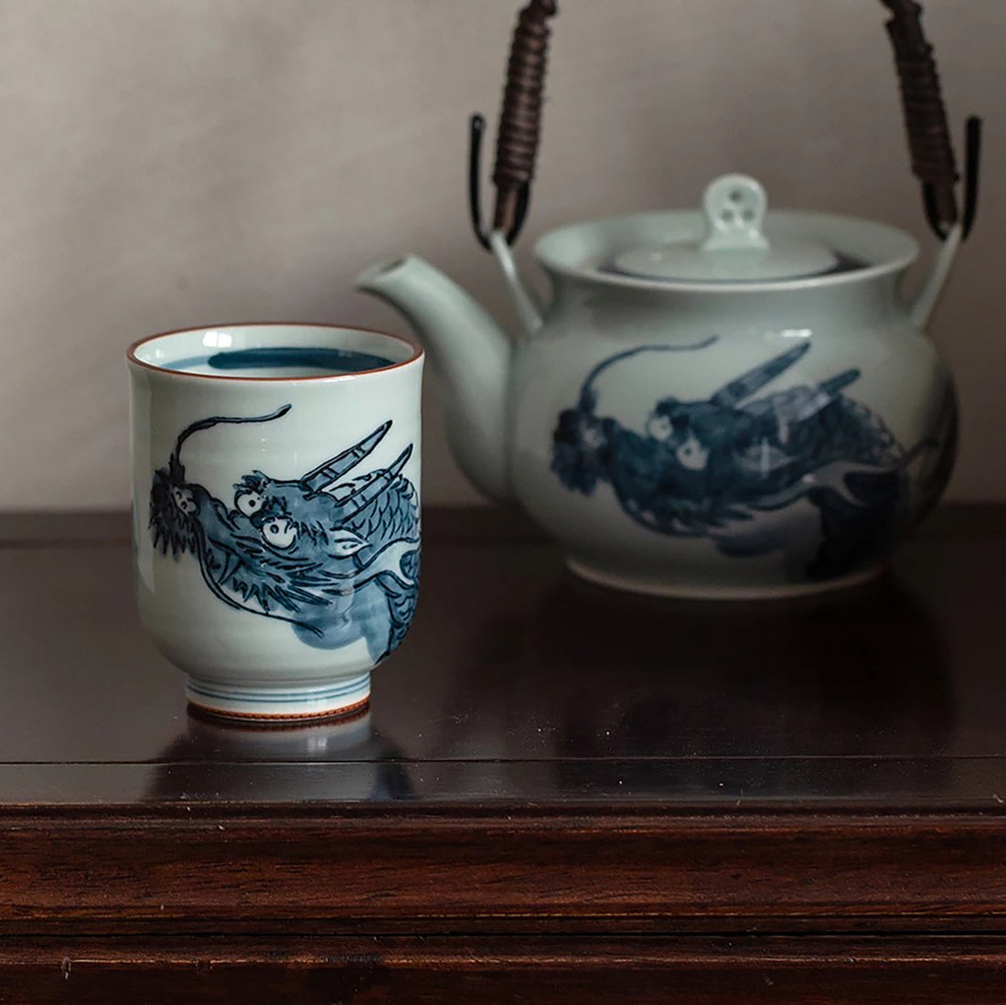 Tasse à thé Gakō-gama motif dragon bleu