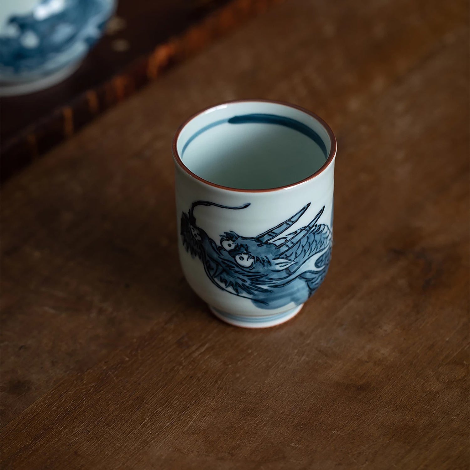 Tasse à thé Gakō-gama motif dragon bleu