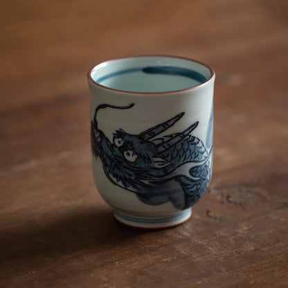 Tasse à thé Gakō-gama motif dragon bleu