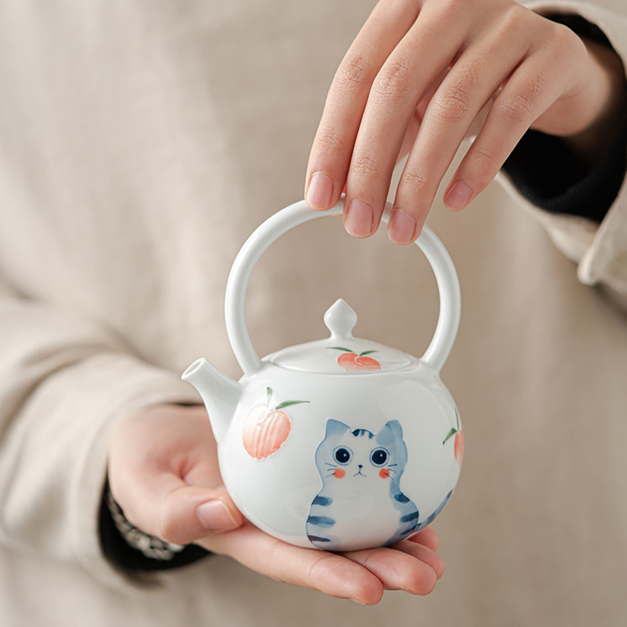 Théière en porcelaine blanche avec motif de chat mignon