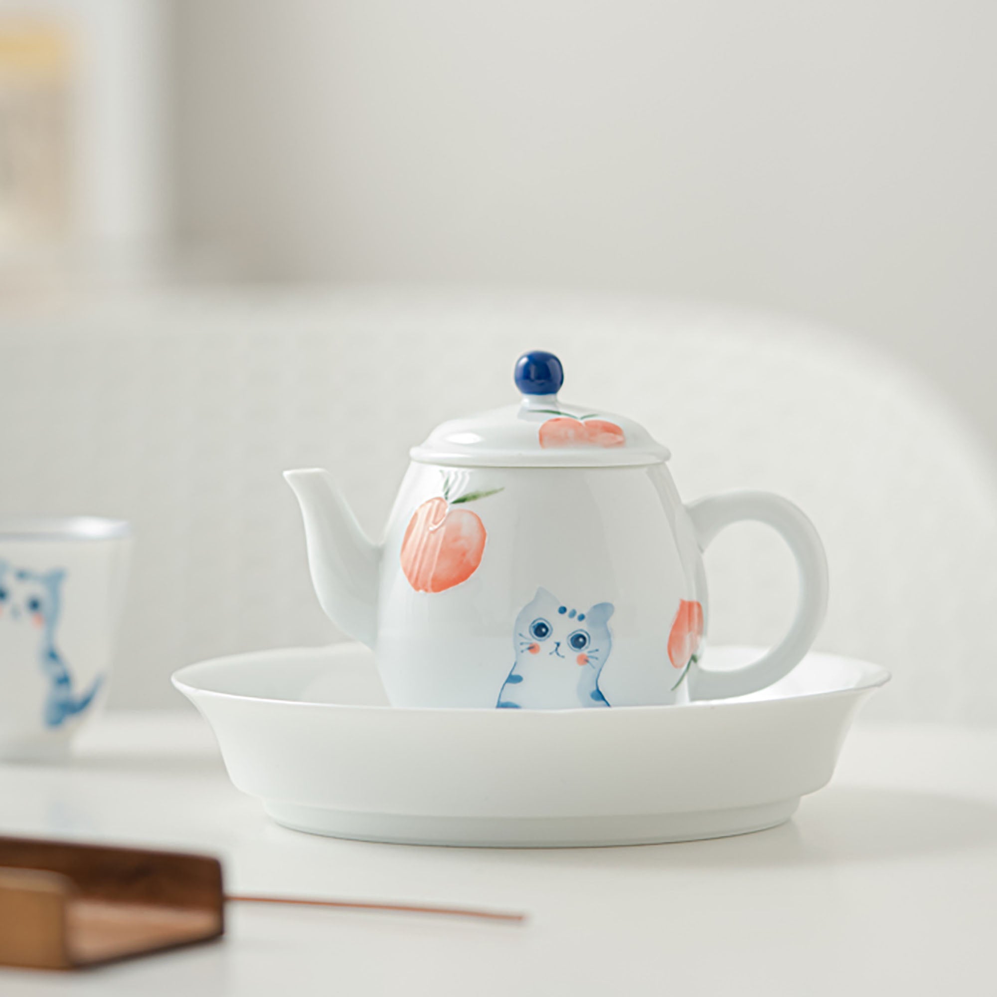 Théière en porcelaine blanche avec motif de chat mignon