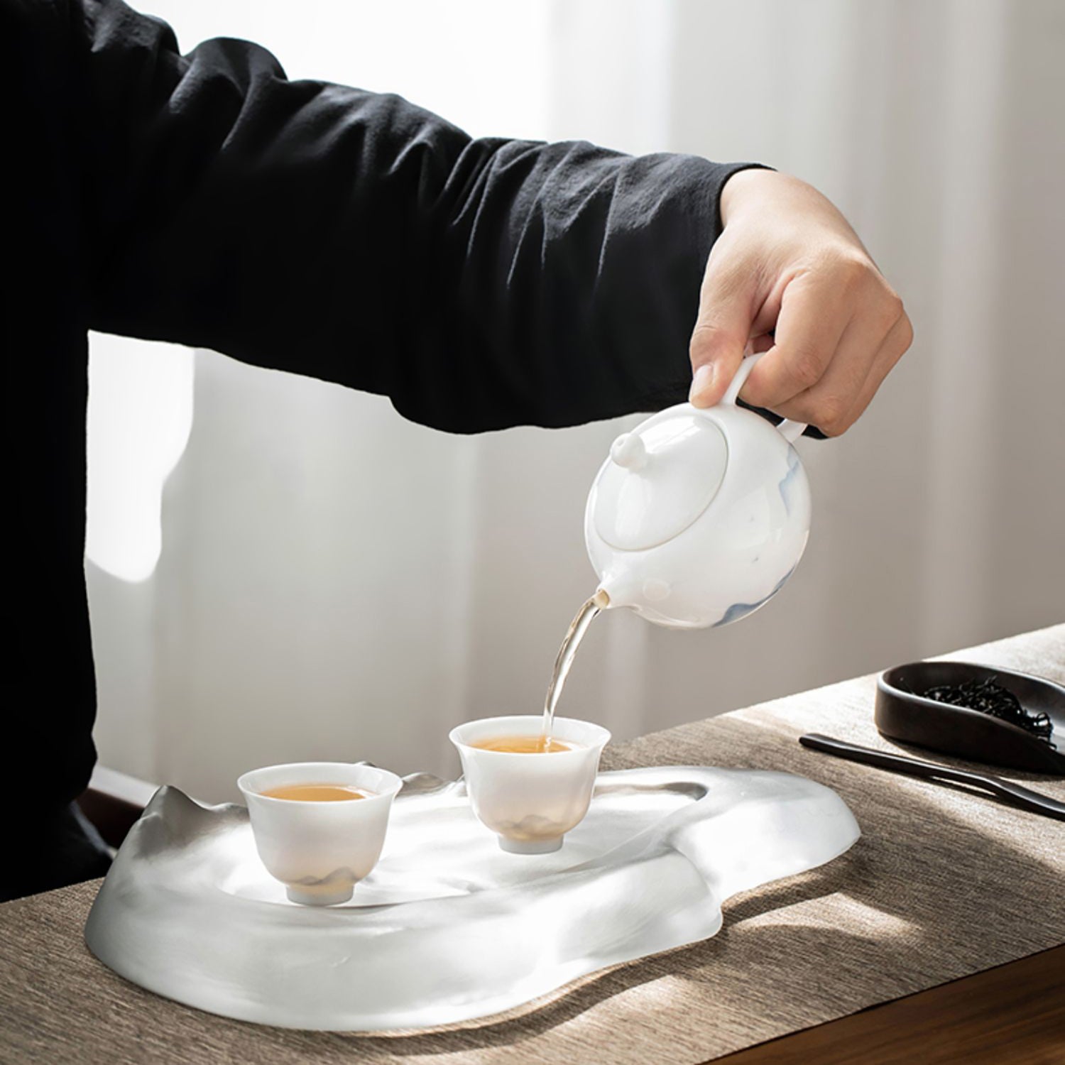 Théière en porcelaine blanche avec motif de montagne