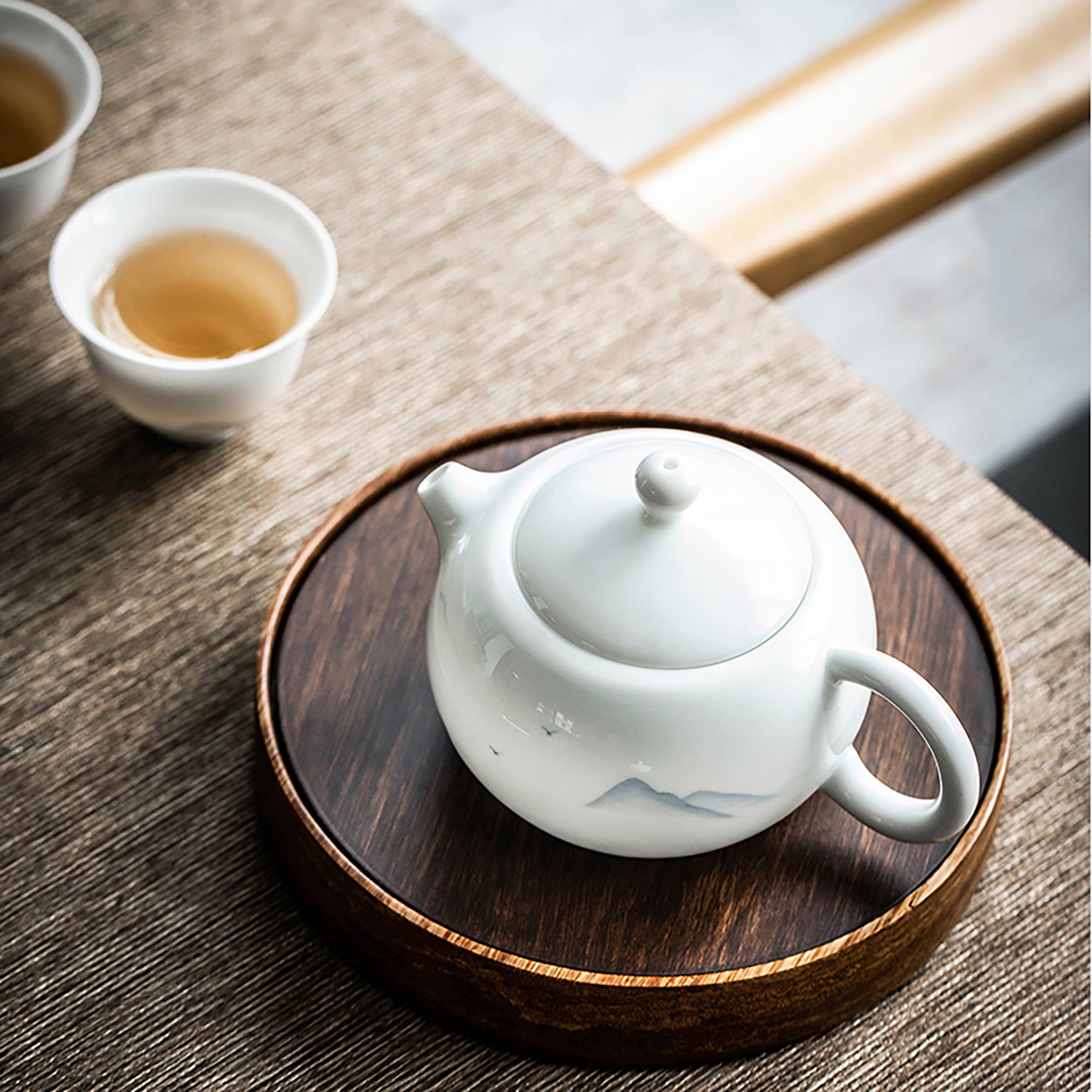 Théière en porcelaine blanche avec motif de montagne