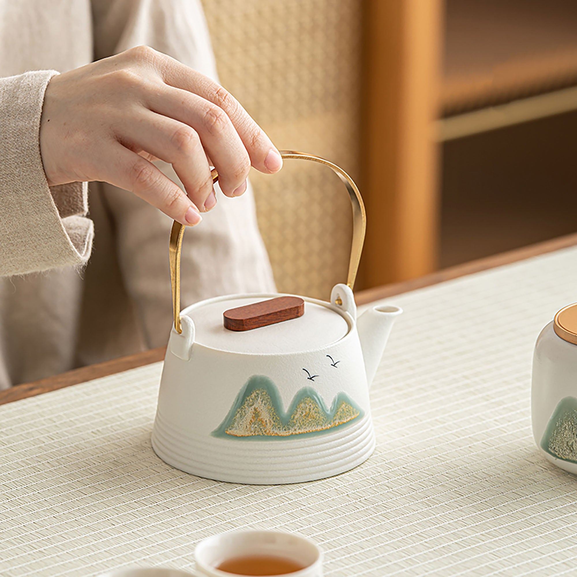 Théière en céramique rustique avec motif de montagnes et oiseaux