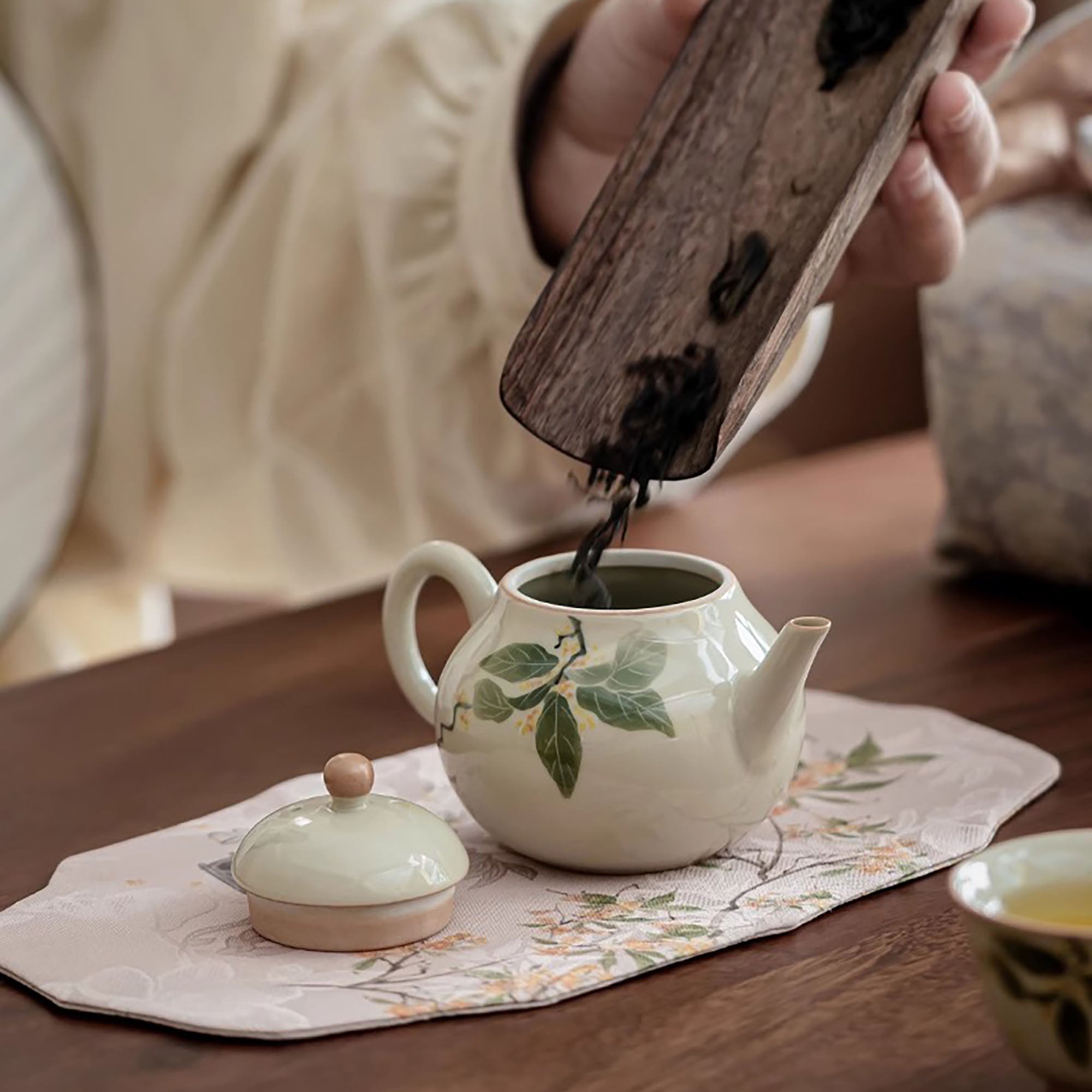 Théière en porcelaine faite à la main avec Motif osmanthus