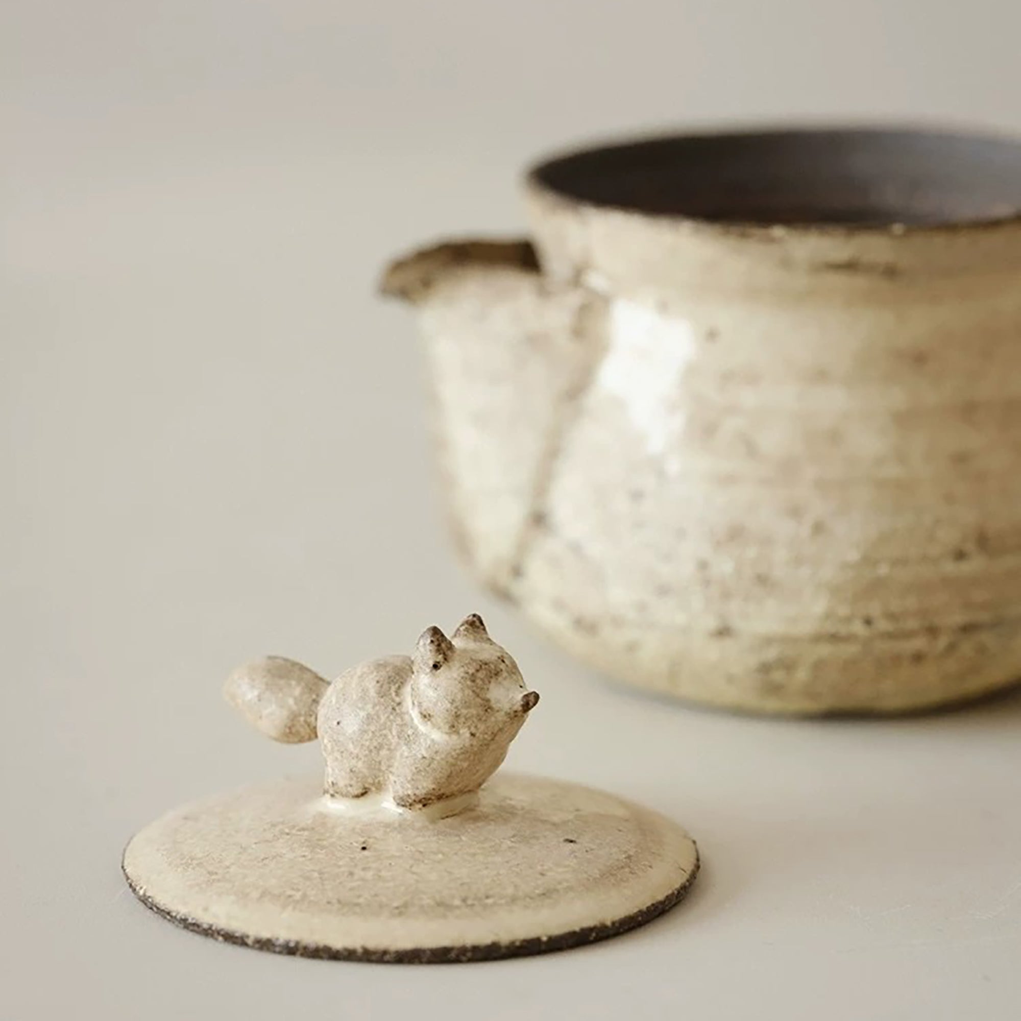 Théière artisanale style wabi-sabi avec finition Kohiki