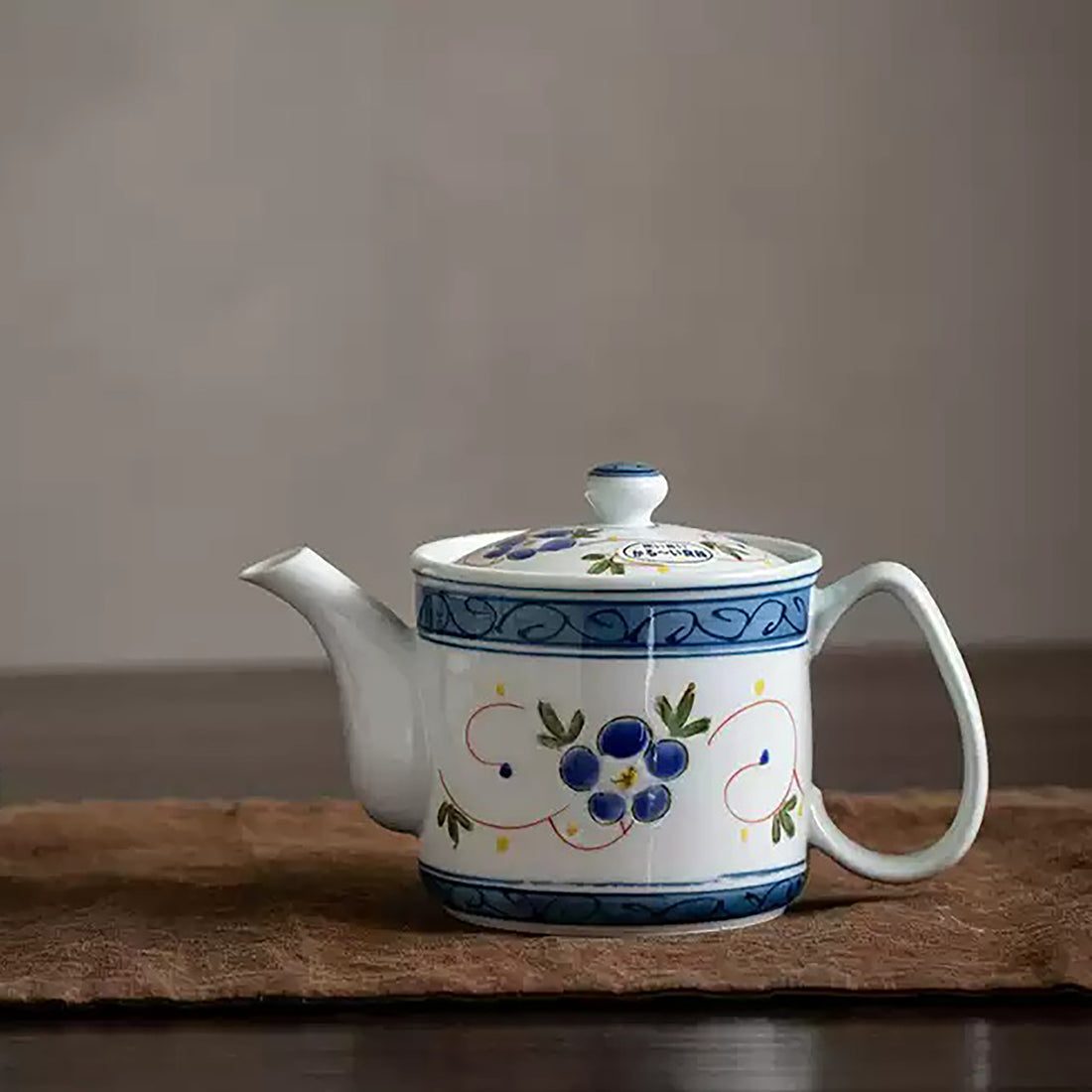 Théière en porcelaine Mino-yaki Issei Tōen décor fleurs bleues
