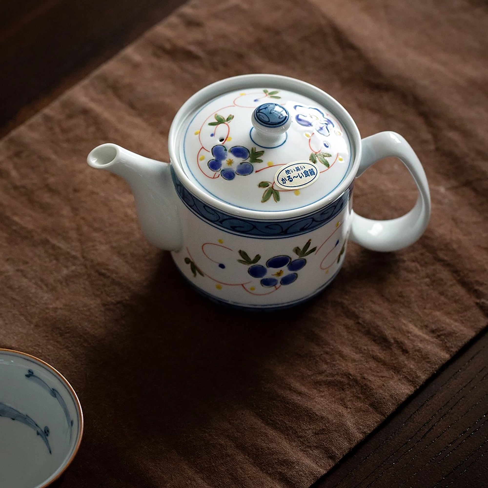 Théière en porcelaine Mino-yaki Issei Tōen décor fleurs bleues