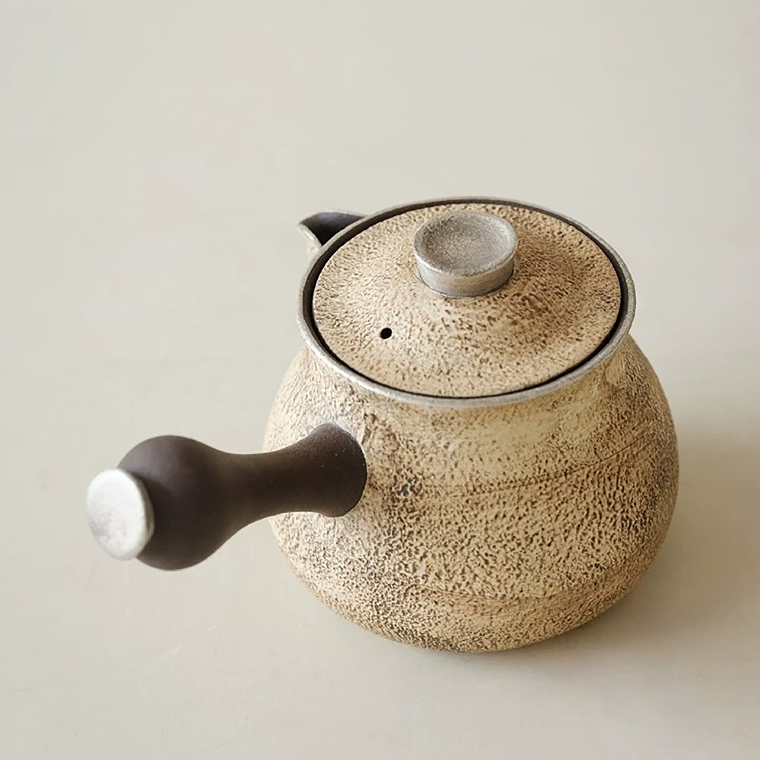 Théière artisanale texture pierre avec poignée latérale