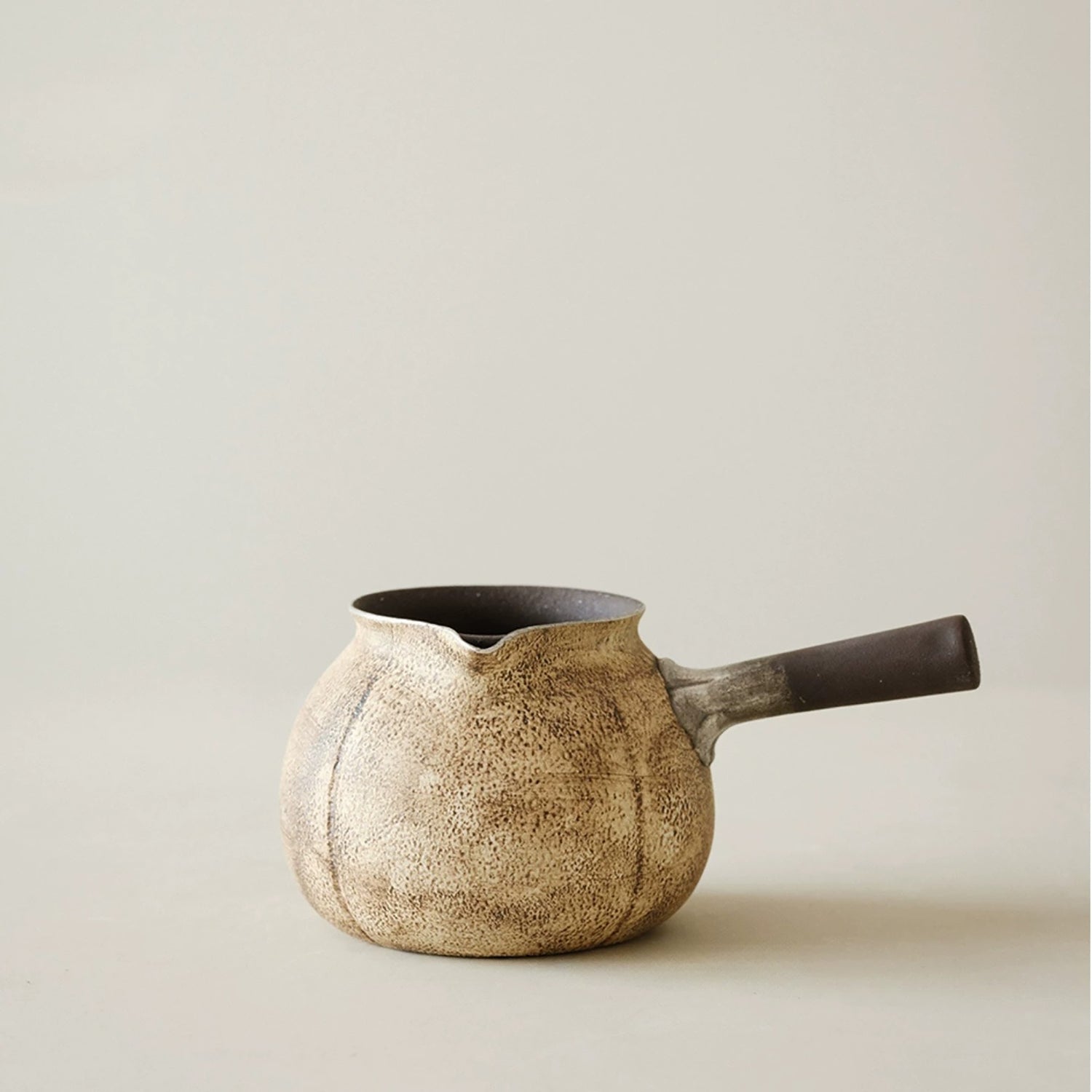 Théière latérale en céramique effet pierre finition argentée